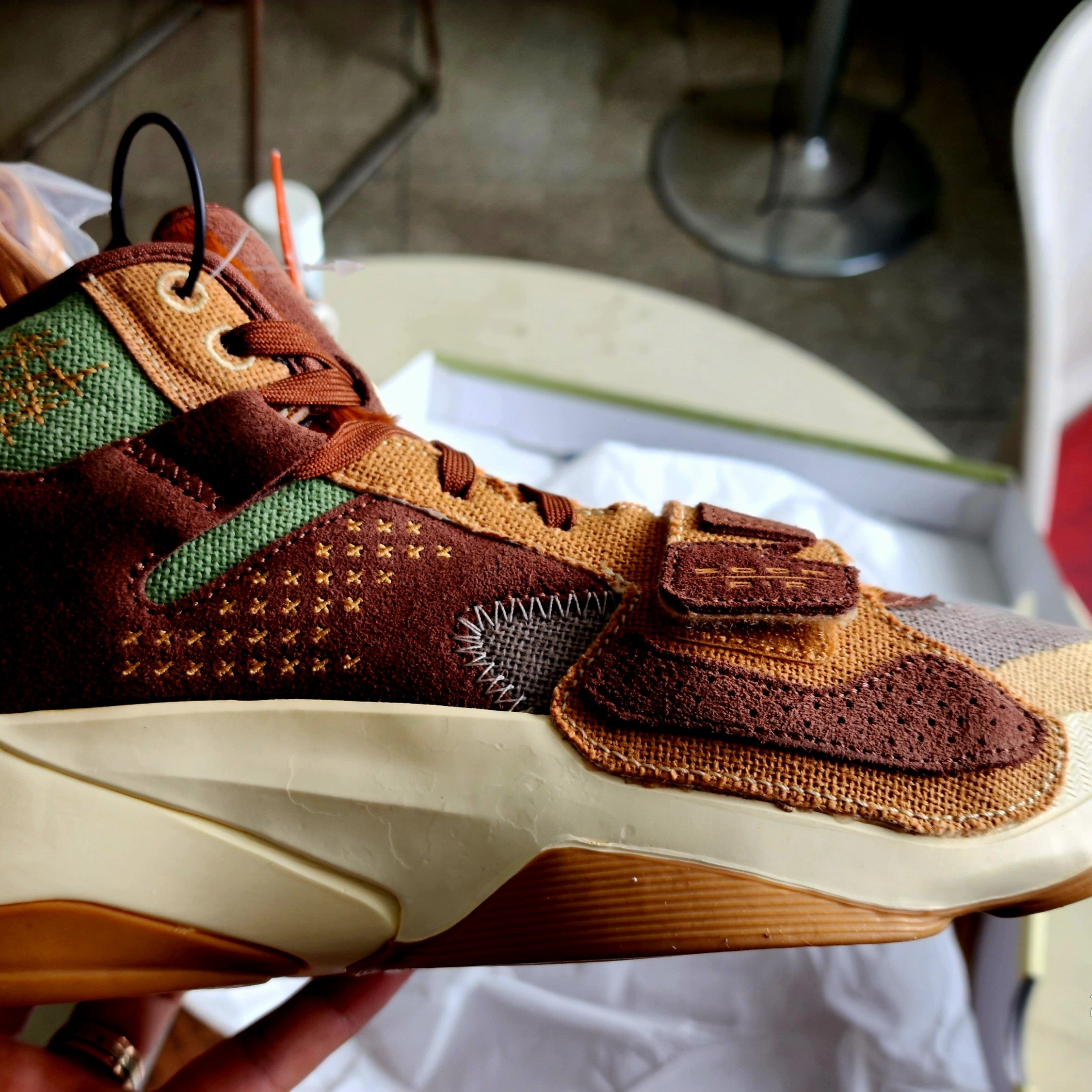 Jordan Zion 2 PF Sesame Muslin, Jordan 1 x Zion Williamson Retro Low OG Flax and Oil Green 착용 스타일 - 5