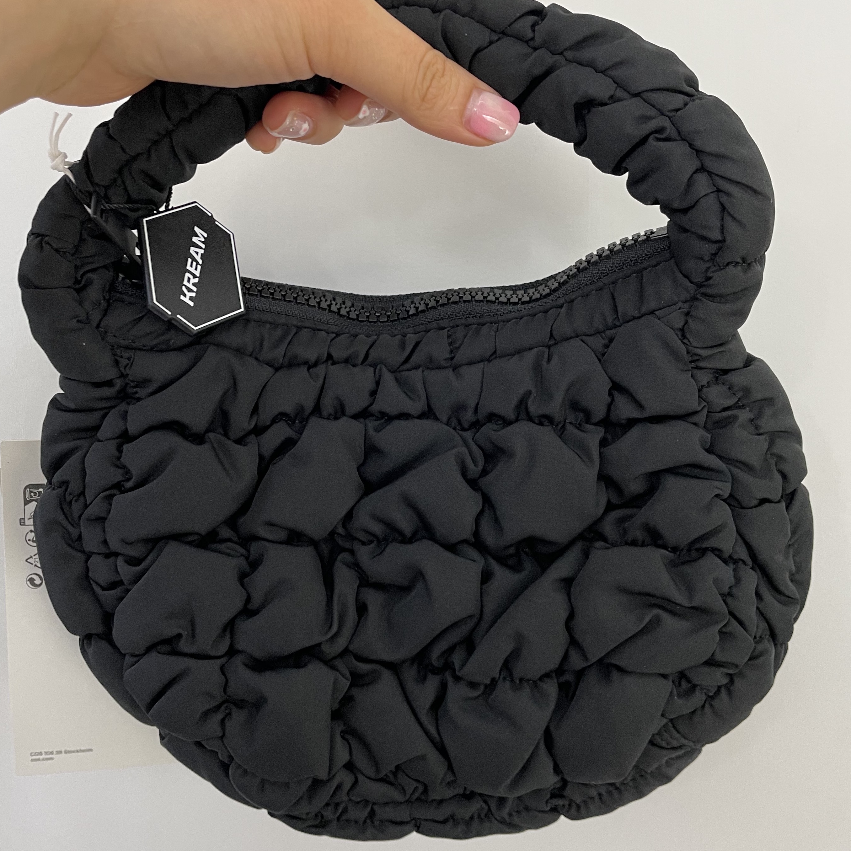 COS Quilted Micro Bag Black 착용 스타일