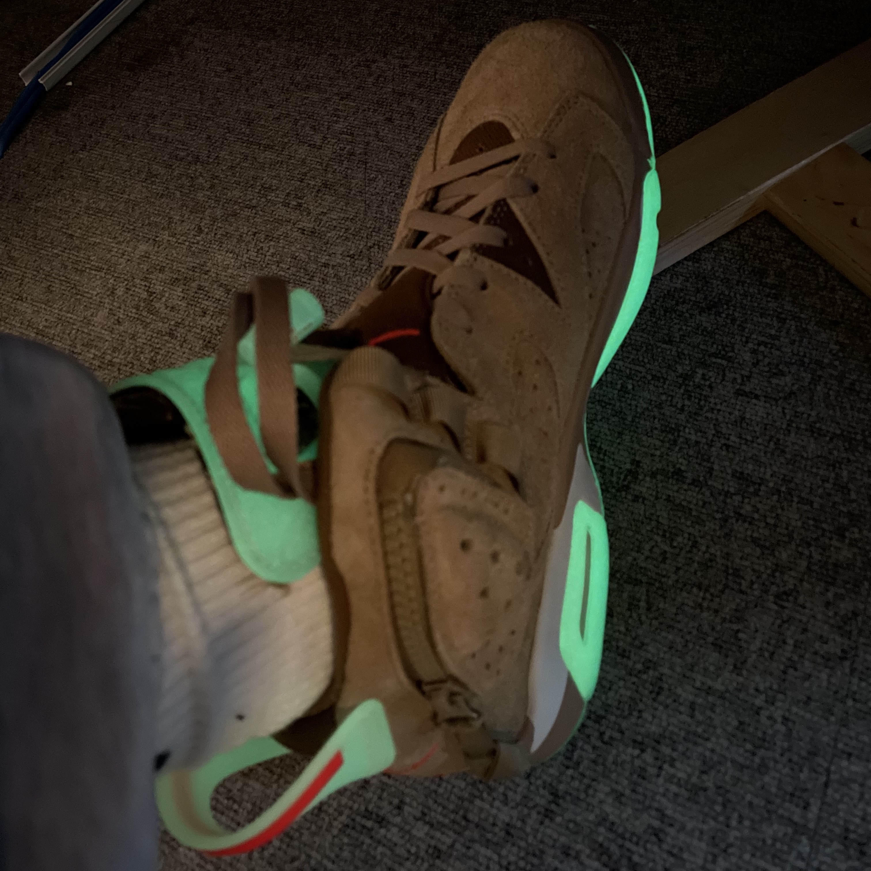 Jordan 6 x Travis Scott Retro SP British Khaki 착용 스타일