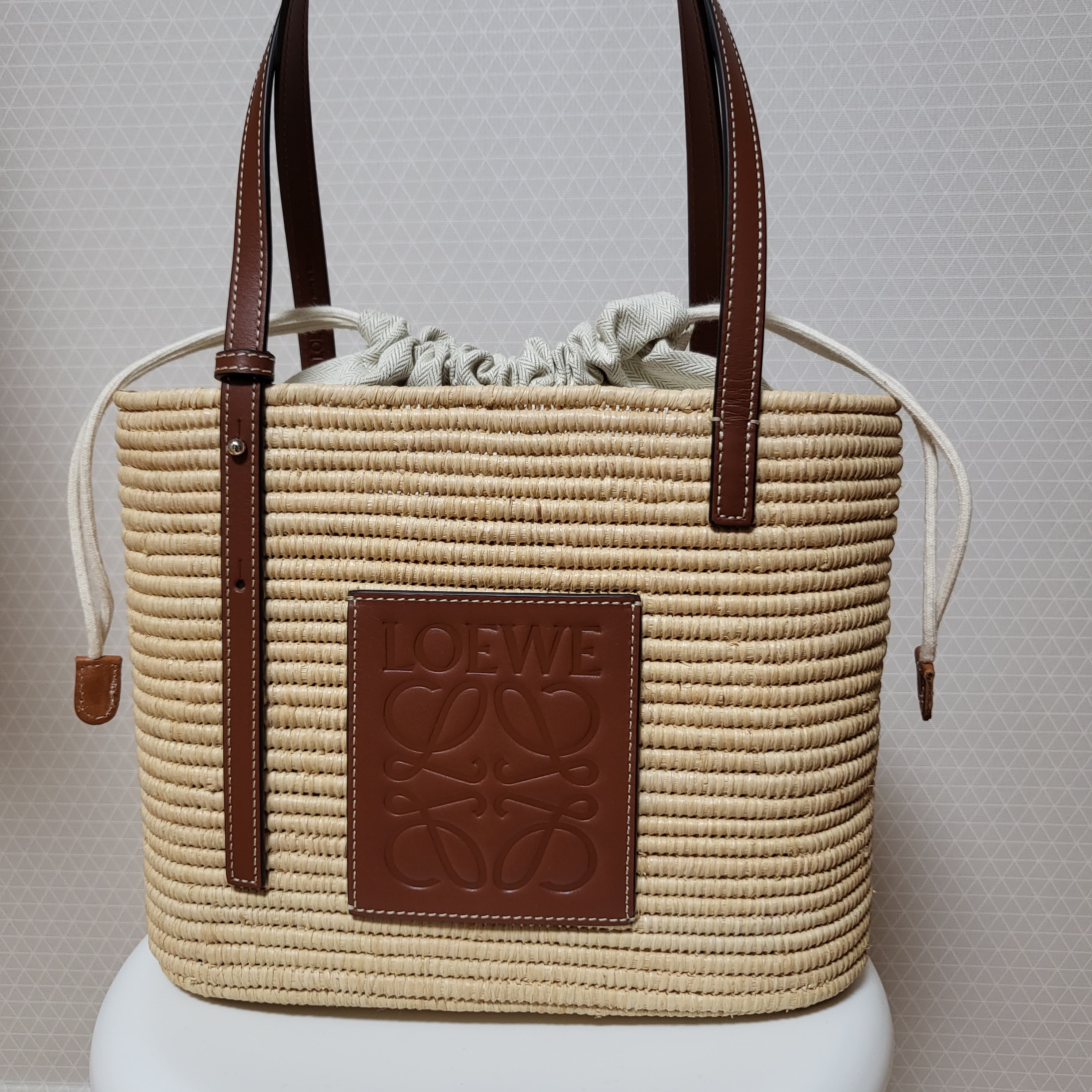Loewe Small Square Basket Bag in Raffia and Calfskin Natural Pecan 착용 스타일