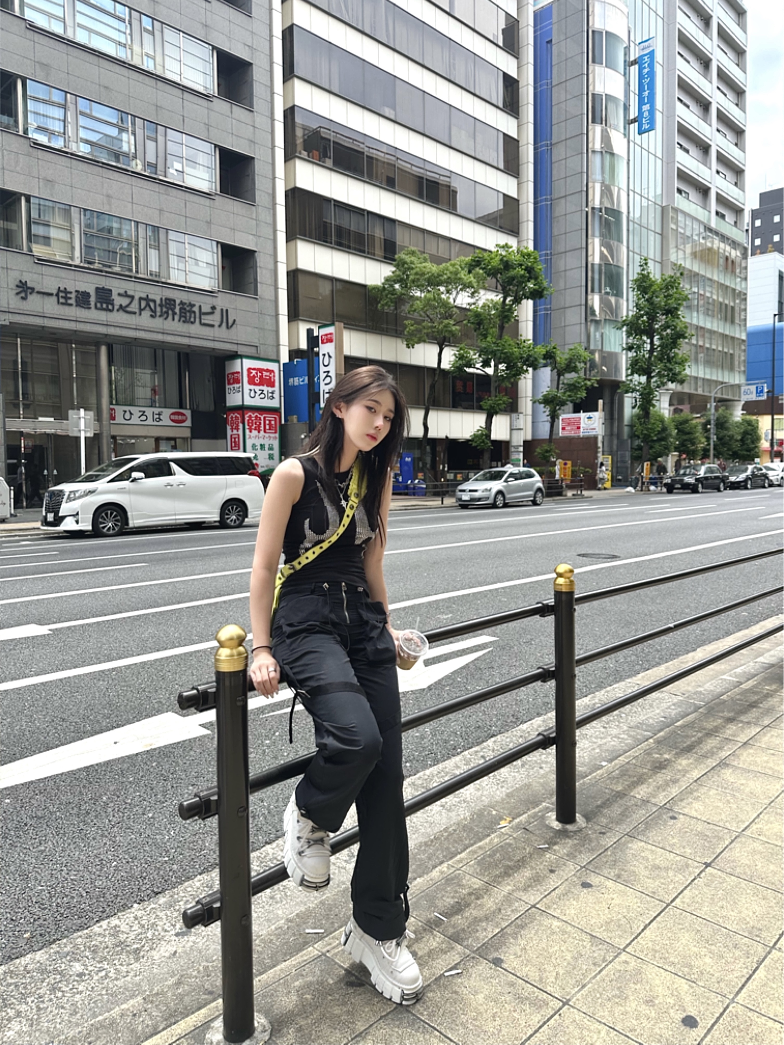 발렌시아가 크로커다일 엠보스 르 카골 XS 숄더백 블랙 착용 스타일 - 1