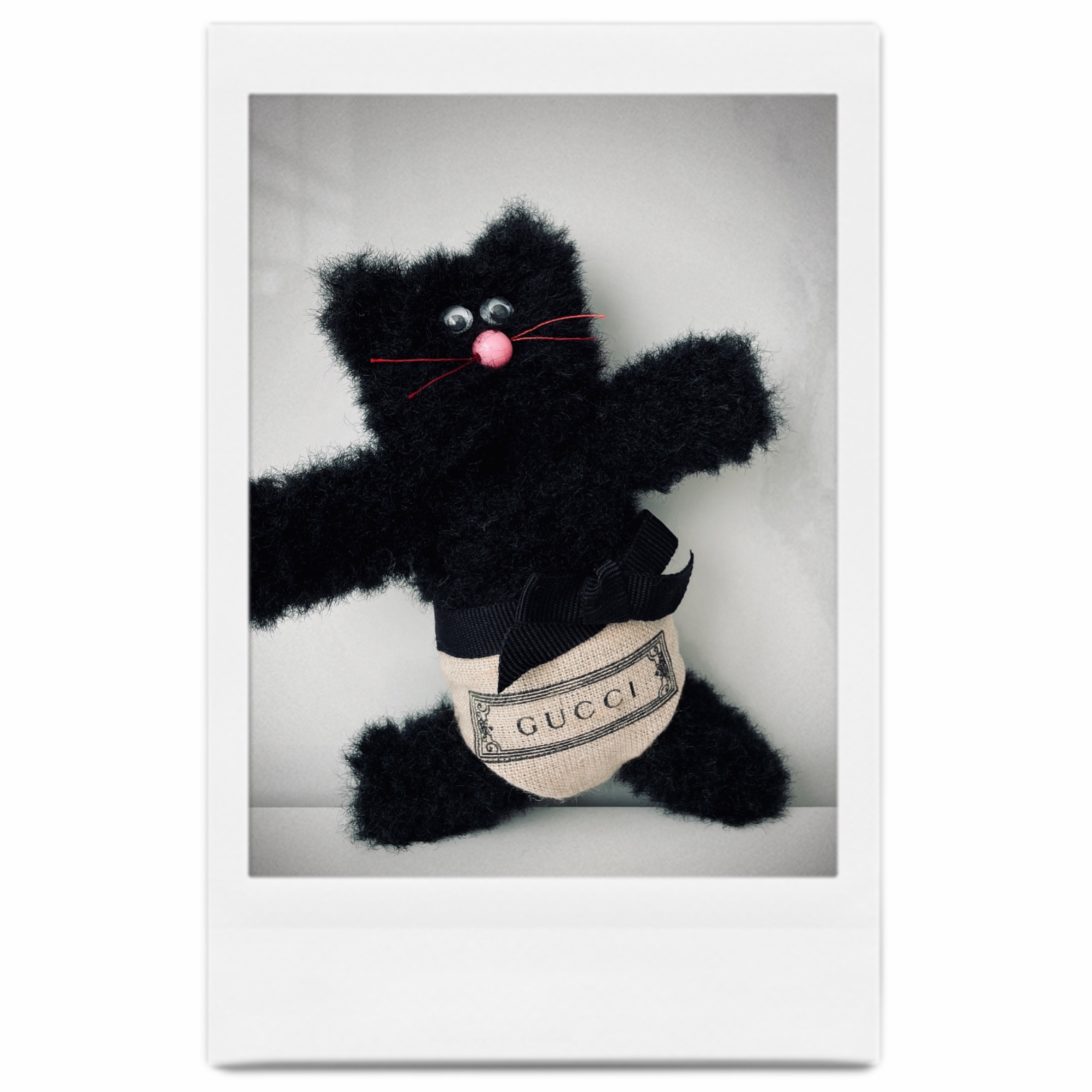 Monamhee Beulpingi Keyring with White Pants Black 착용 스타일
