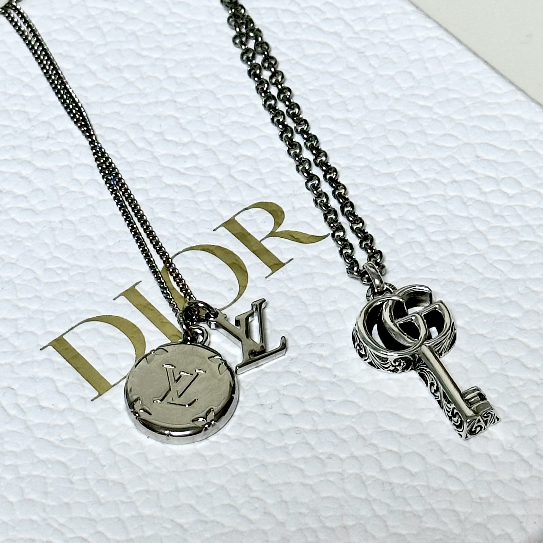 Louis Vuitton Monogram Charms Necklace Silver, Gucci Double G Key Necklace Silver 착용 스타일