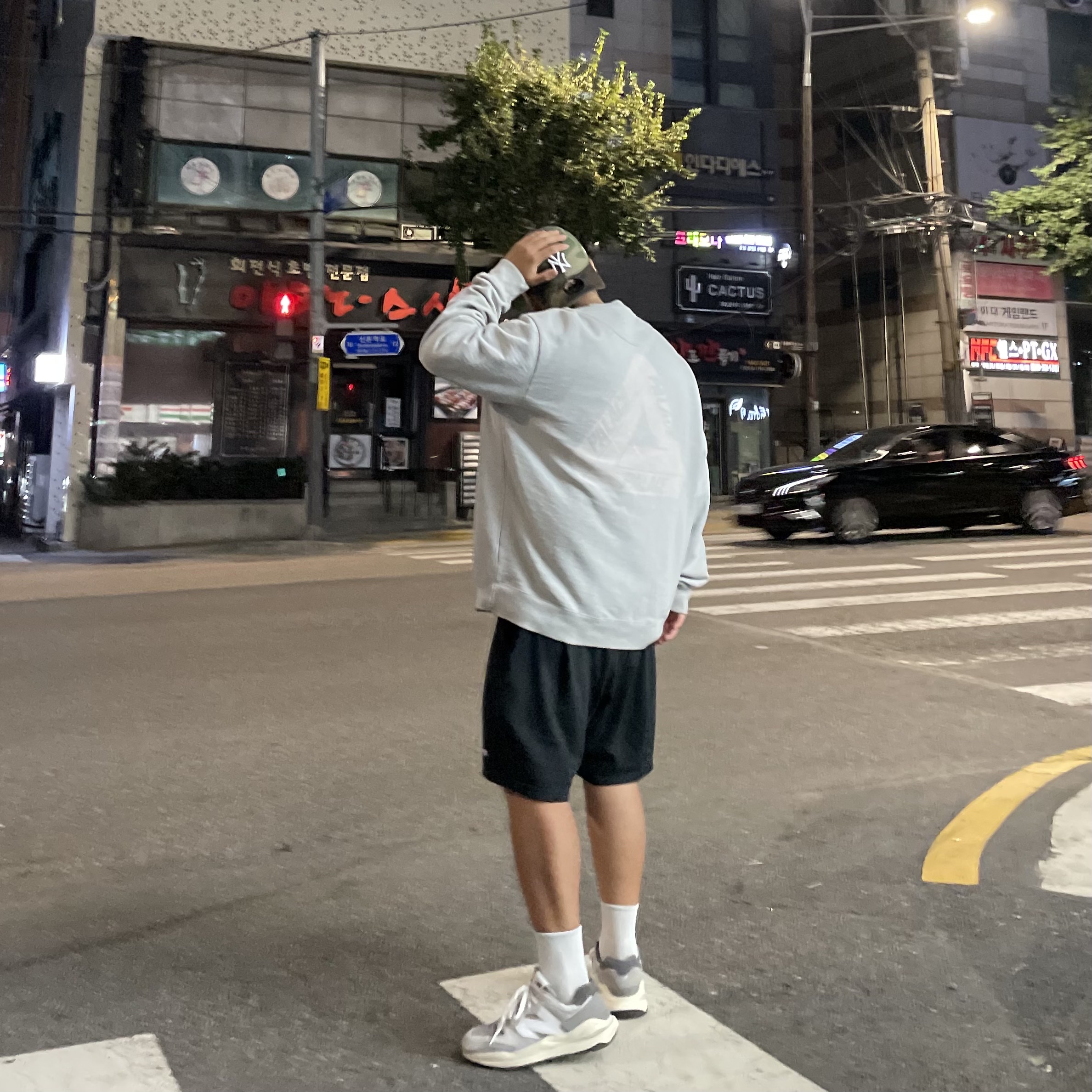 Palace Slub Crew Grey - 21FW, New Balance 5740 Grey 착용 스타일