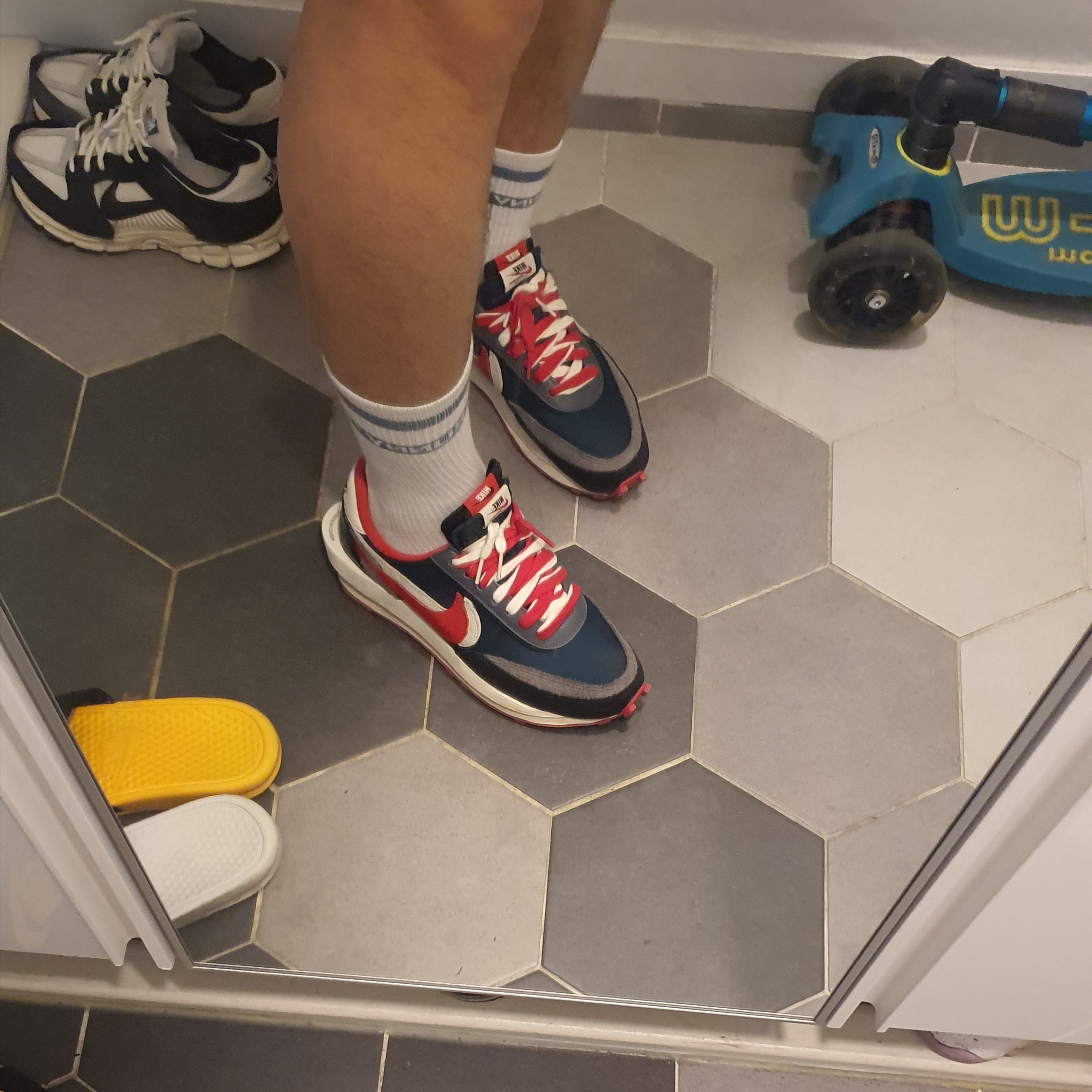 (W) Nike Zoom Vomero 5 Wolf Grey and Black, Nike x Sacai x Undercover LDWaffle Midnight Spruce University Red 착용 스타일