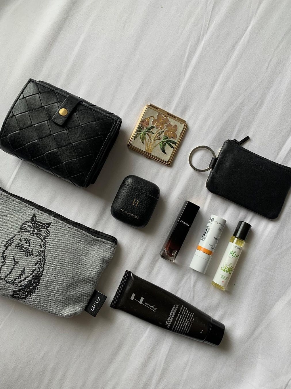 [KREAM 단독] Maison de Sabre AirPods Case Black Caviar, [KREAM 단독] Maison de Sabre AirPods Case 3 Black Caviar 착용 스타일