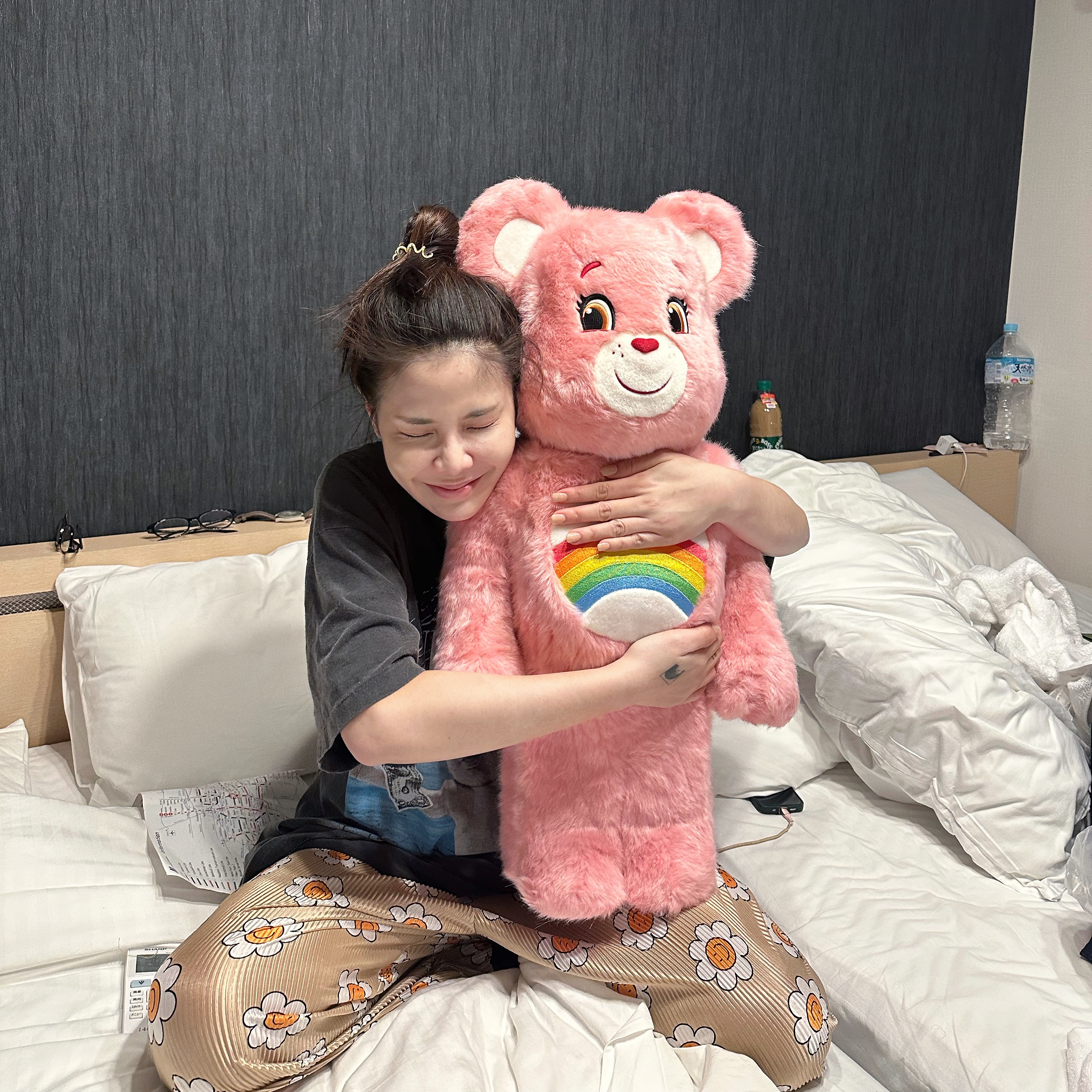 Bearbrick Care Bears Cheer Bear Costume Ver. 1000% 착용 스타일