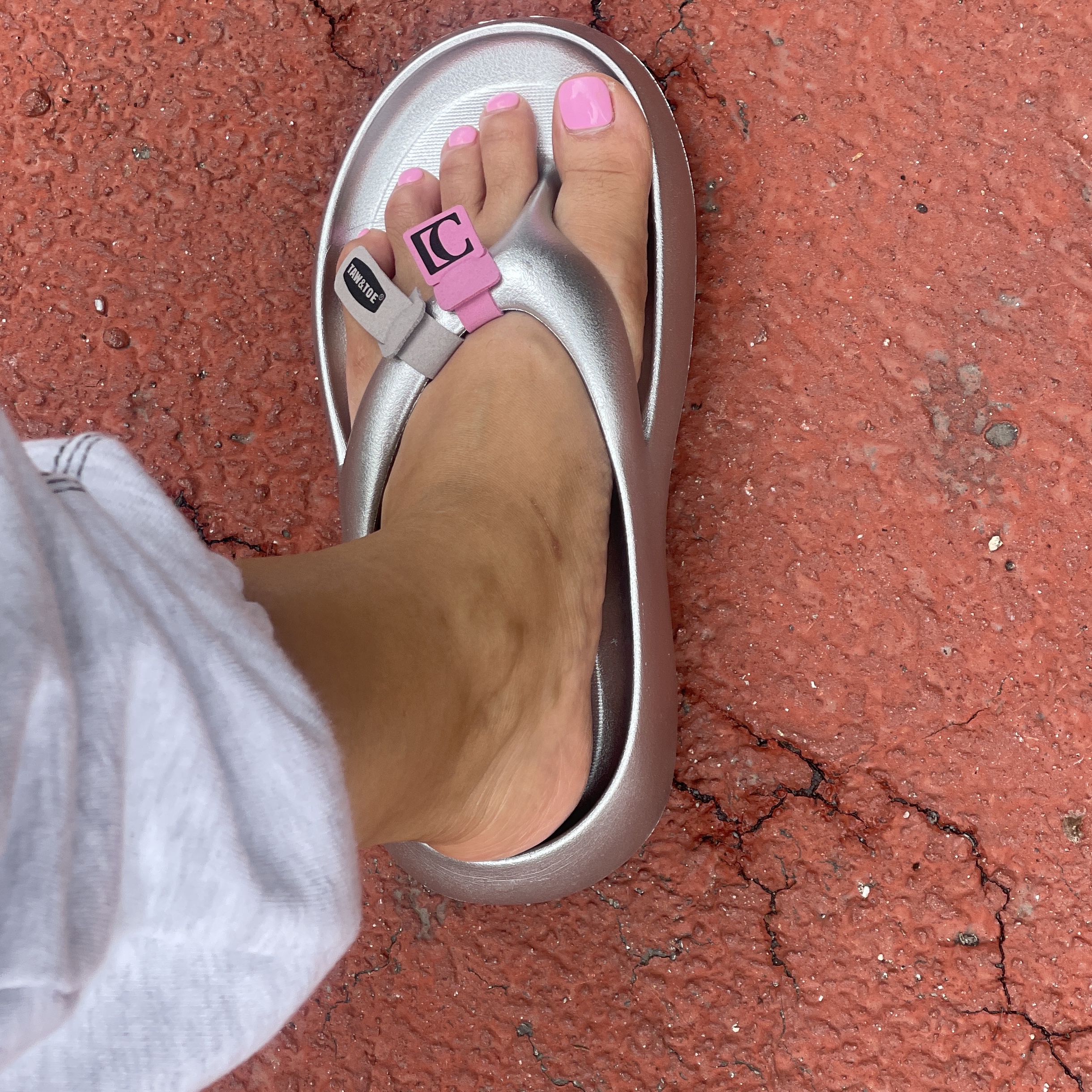 Taw&Toe x Low Classic Platform Flip Flop Silver 착용 스타일 - 1