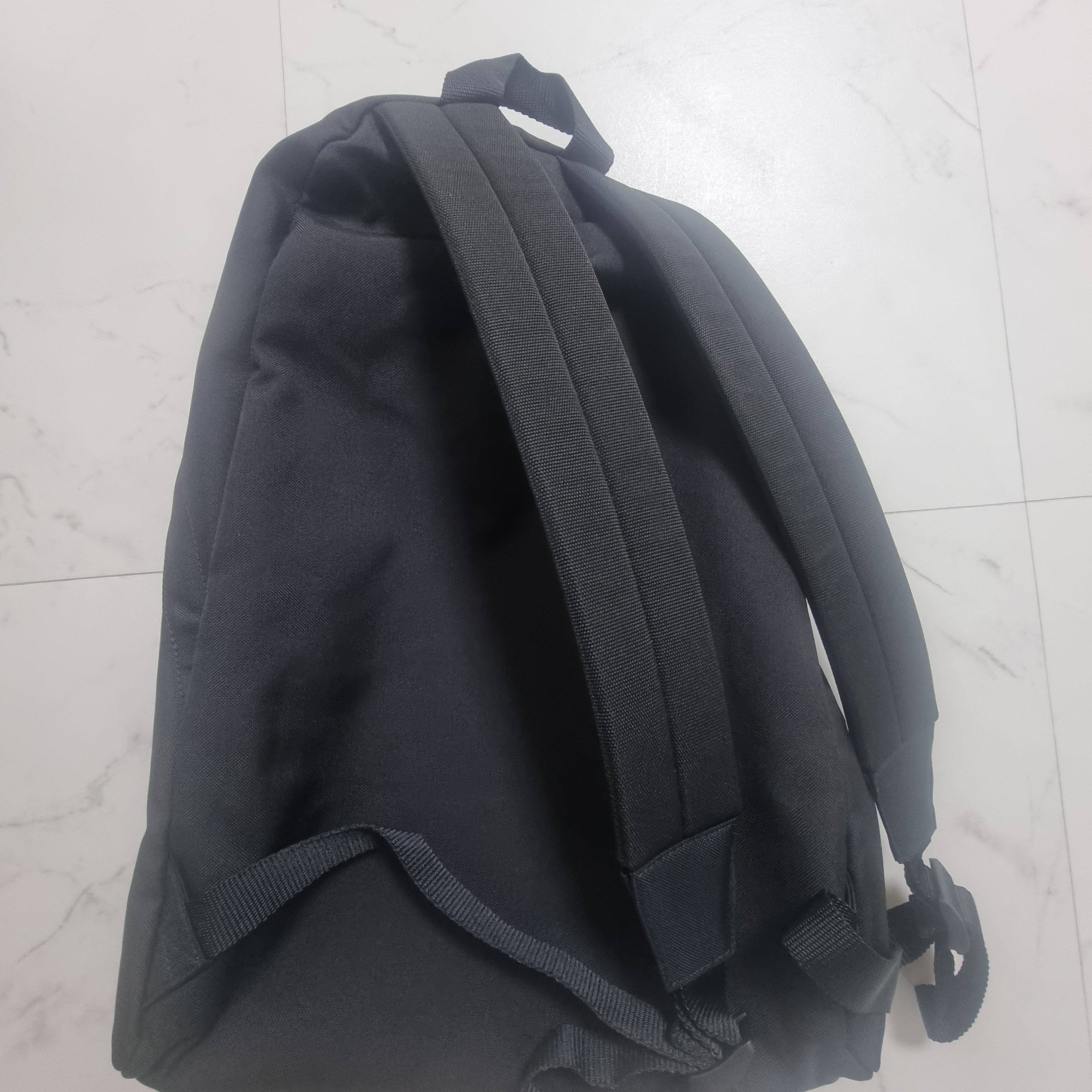 Balenciaga Explorer Backpack Black 착용 스타일 - 2