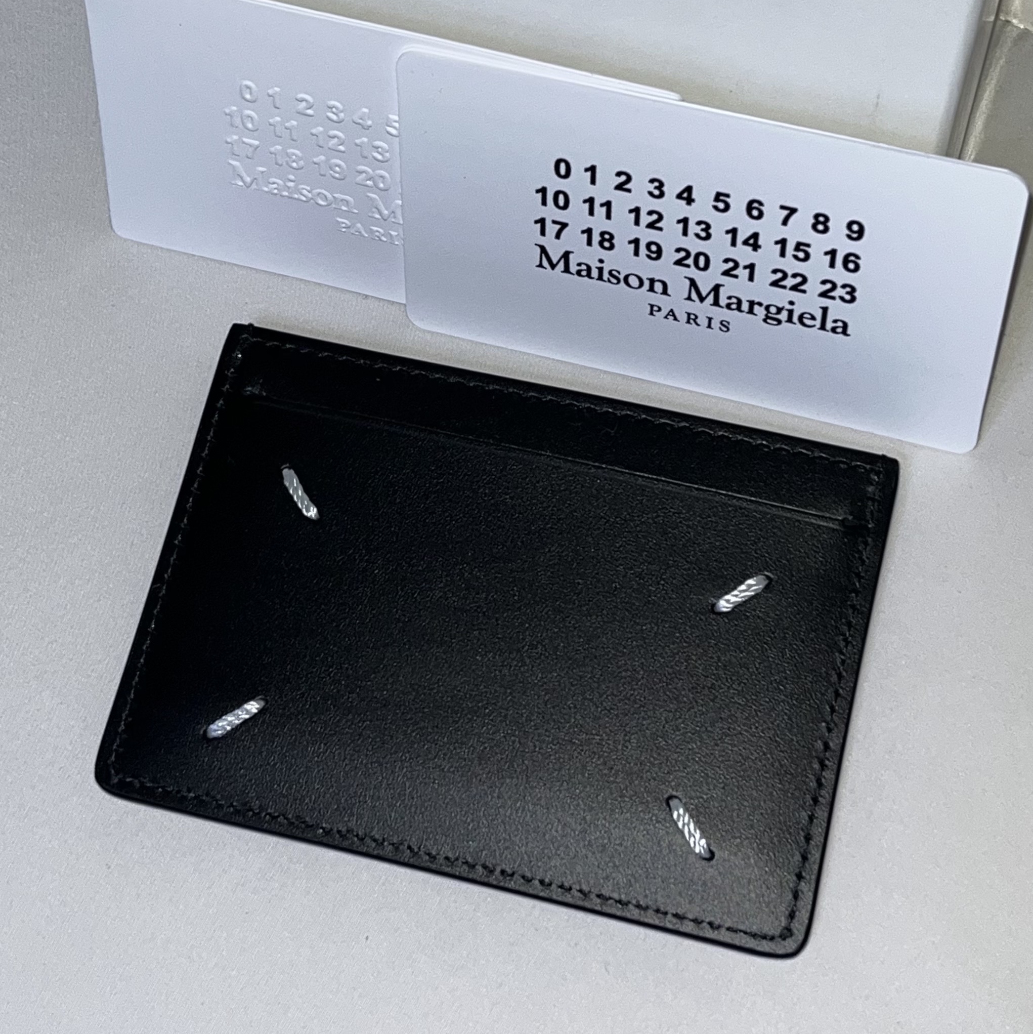 메종 마르지엘라 포 스티치 카드 홀더 블랙 착용 스타일