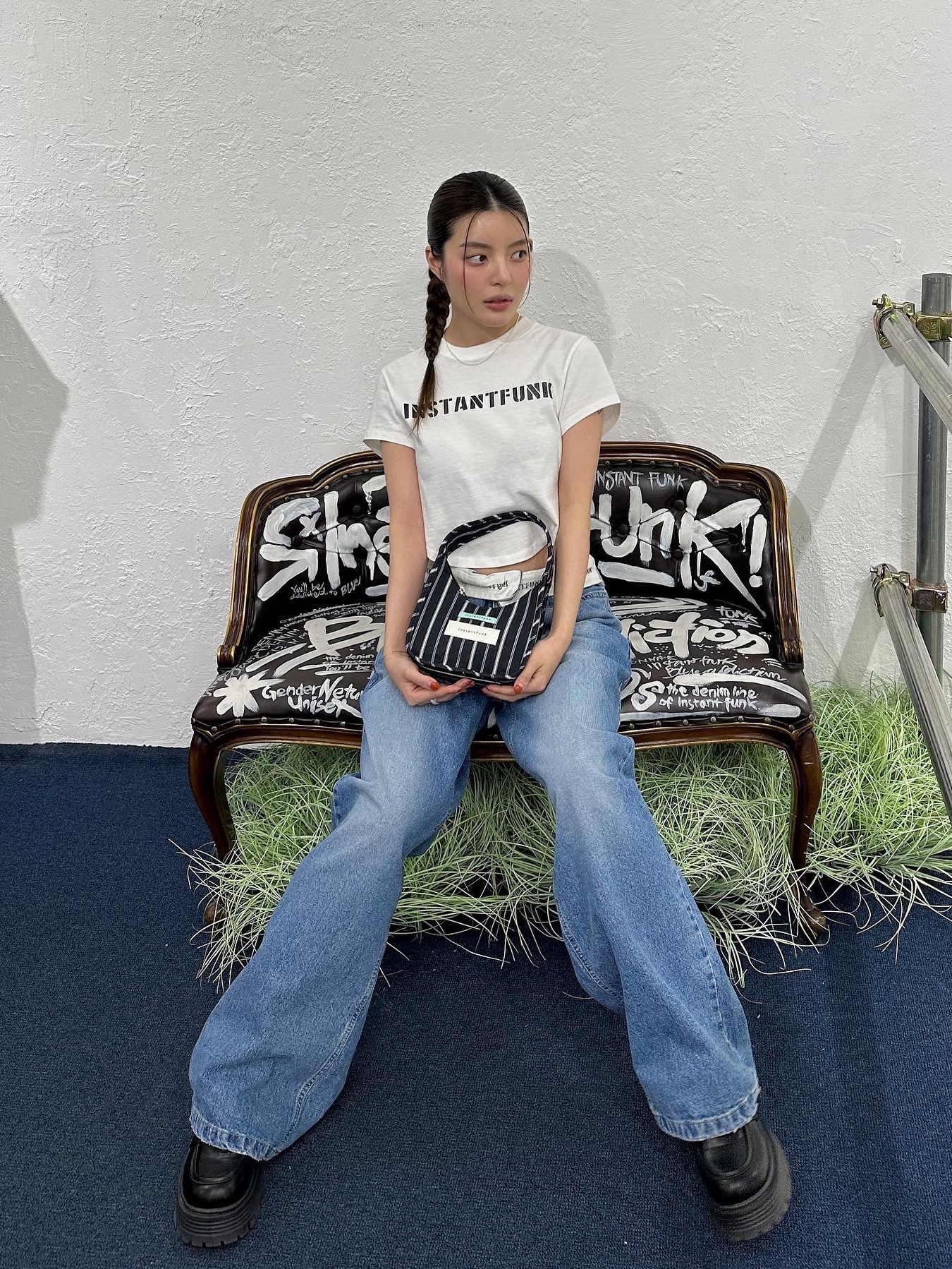 Instanfunk Women Outwaist Wide Leg Jeans Blue, Instantfunk Women Pearl Logo T-Shirt White 착용 스타일 - 1