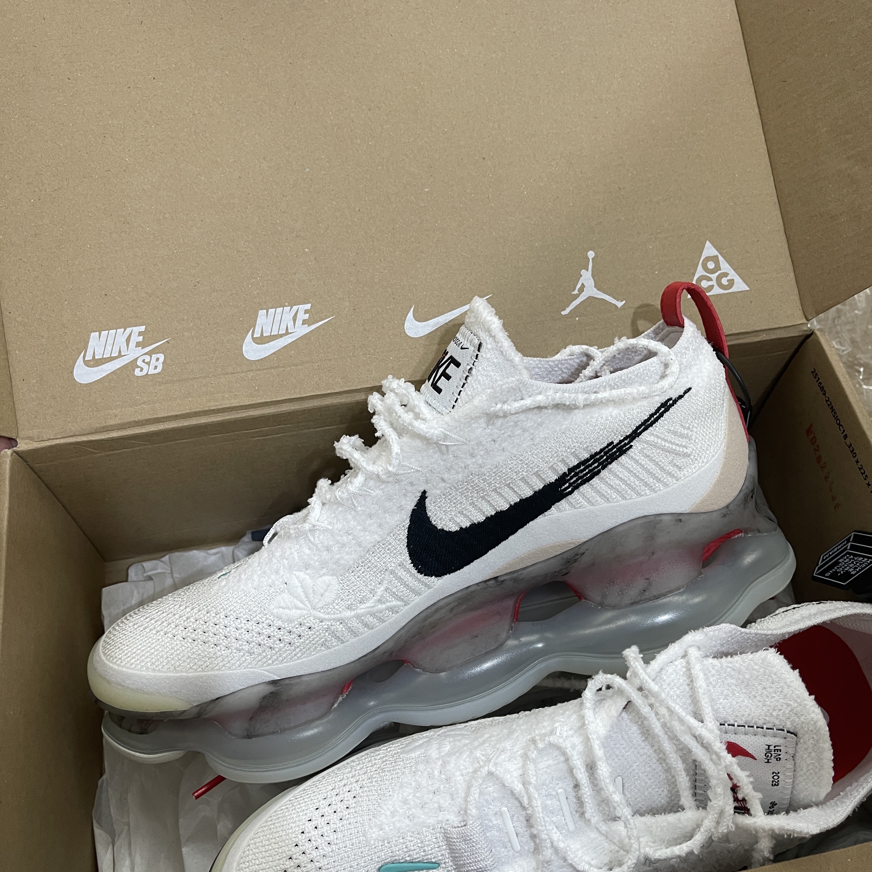 Nike Air Max Scorpion Flyknit Summit White 착용 스타일 - 2