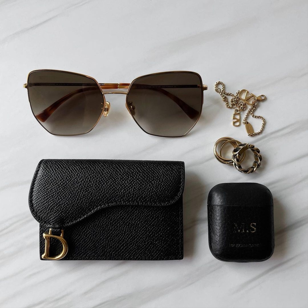 [KREAM 단독] Maison de Sabre AirPods Case Black Caviar, Apple AirPods 2nd Gen (Korean Ver.) 착용 스타일