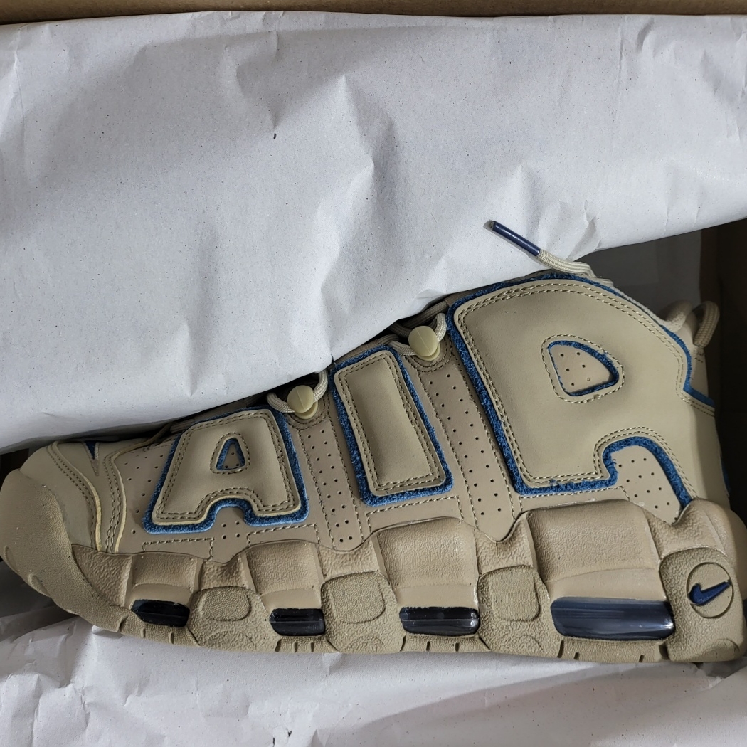 Nike Air More Uptempo Limestone and Valerian Blue 착용 스타일 - 2