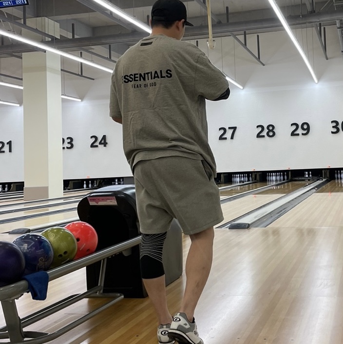 Essentials The Core Collection T-Shirt Dark Oatmeal, Essentials The Core Collection Sweatshorts Dark Oatmeal 착용 스타일