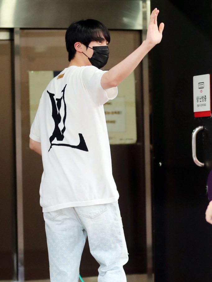 Louis Vuitton End Goal Printed Shirt White, Louis Vuitton Waterfront Mules Iridescent Prism Monogram 착용 스타일 - 3