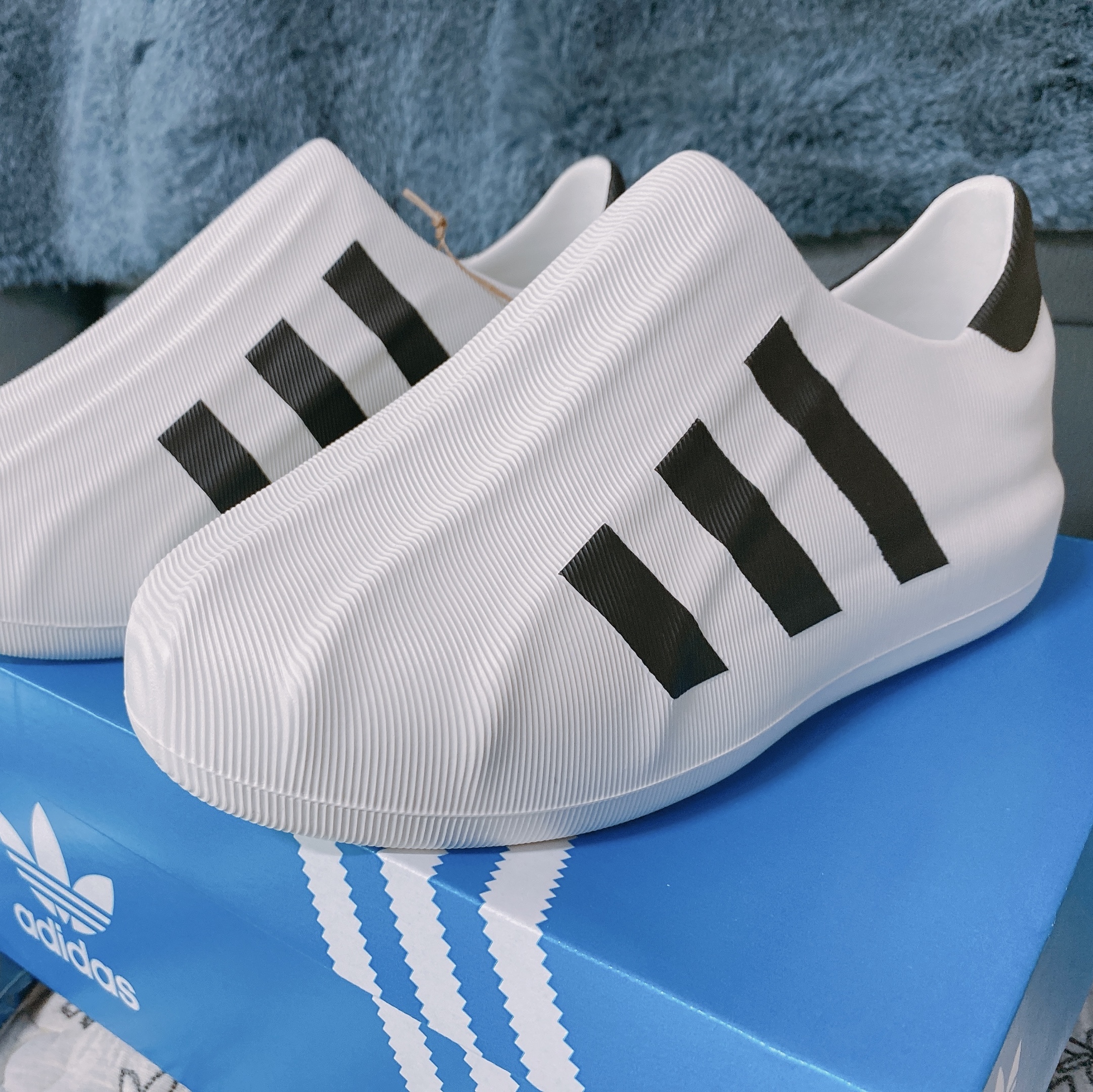 Adidas Adifom Superstar Core White 착용 스타일