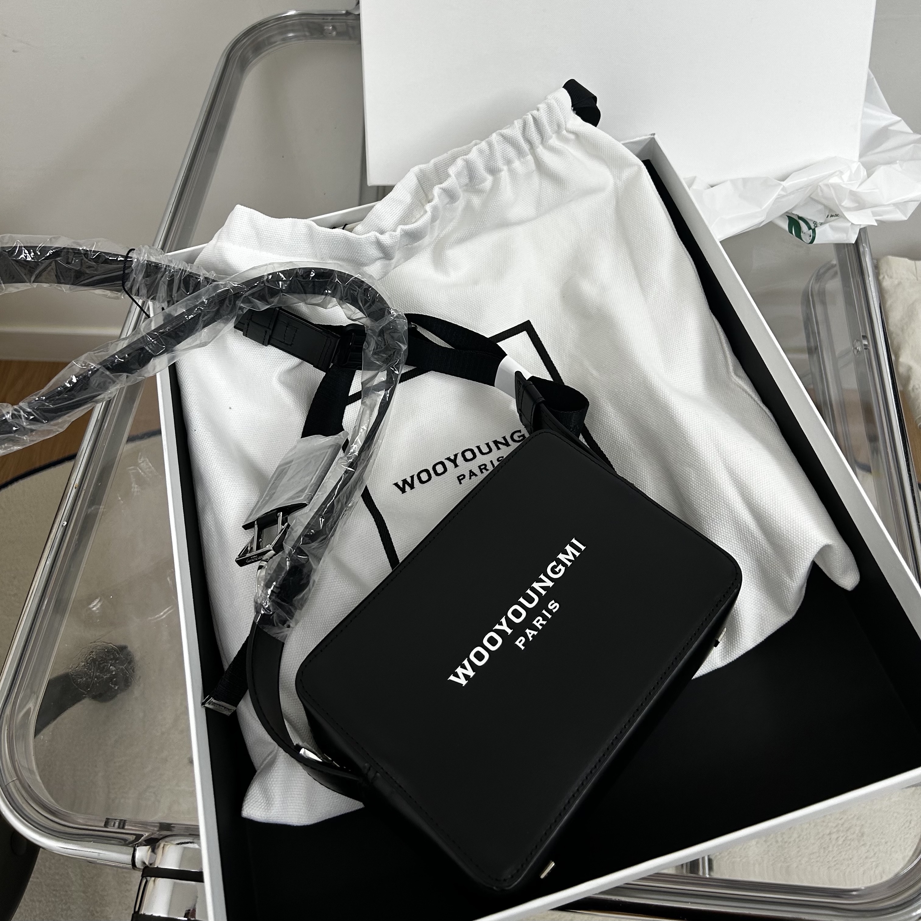 Wooyoungmi Square Mini Bag Black 착용 스타일 - 1