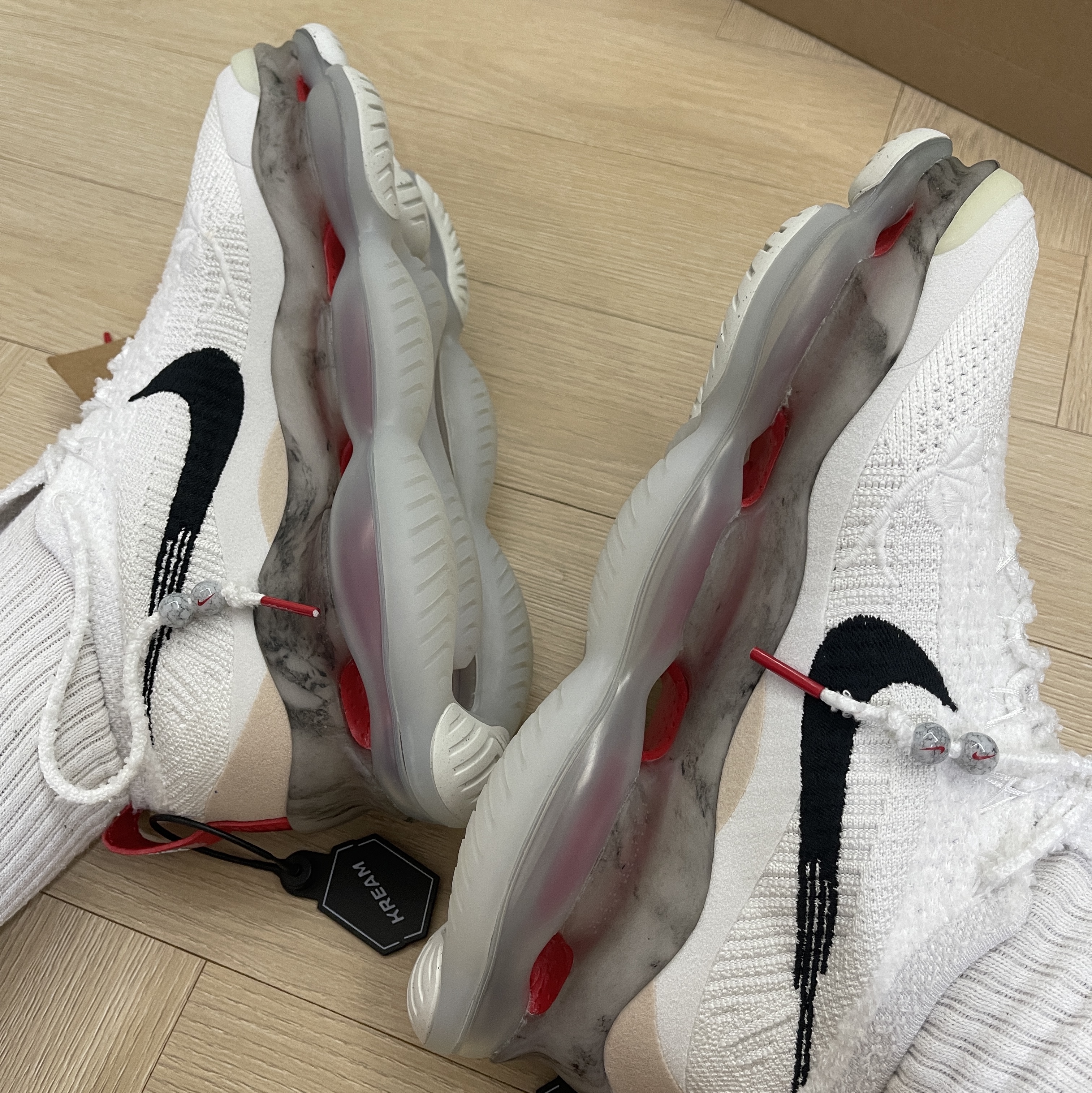 Nike Air Max Scorpion Flyknit Summit White 착용 스타일 - 3