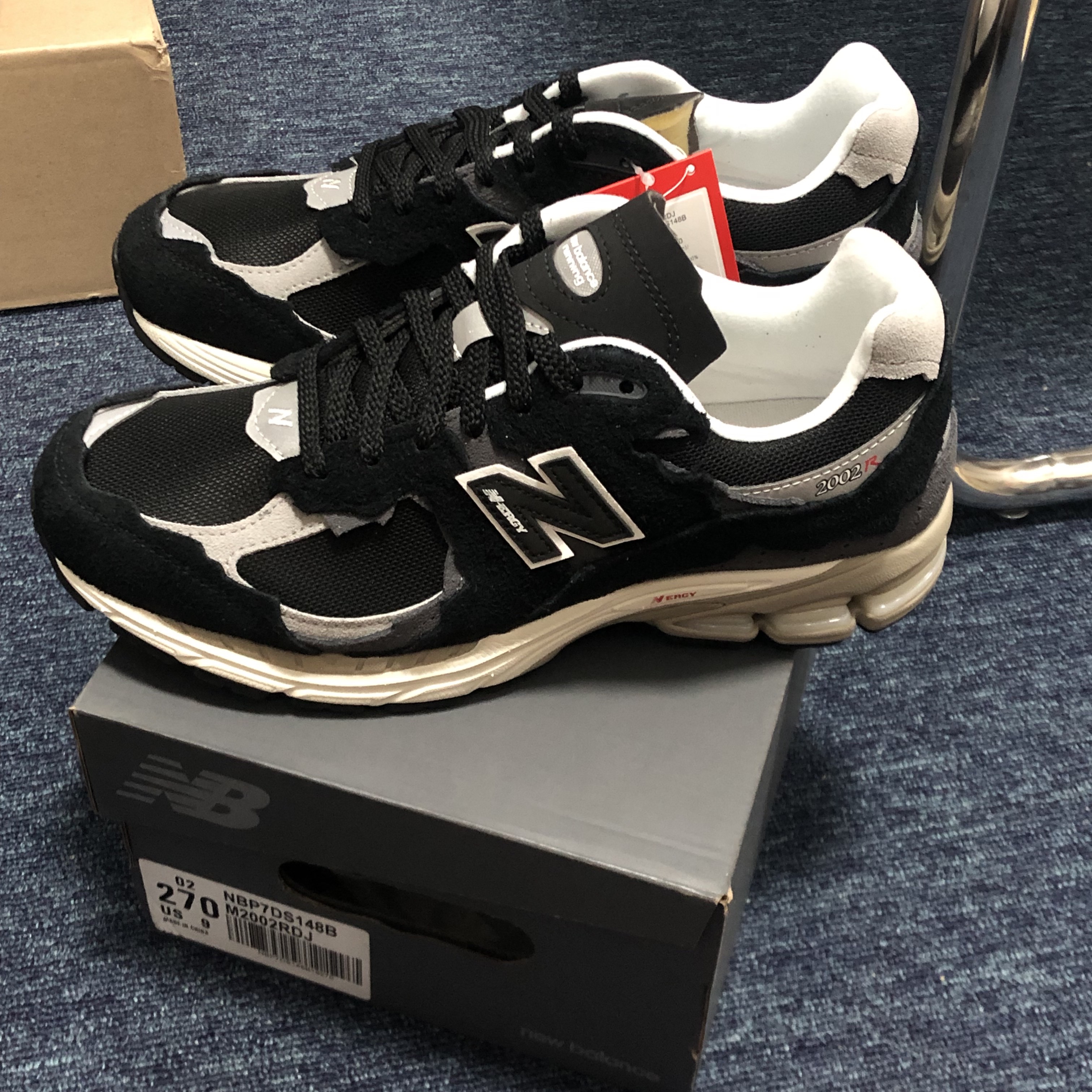 New Balance 2002R Protection Pack Black Grey 착용 스타일