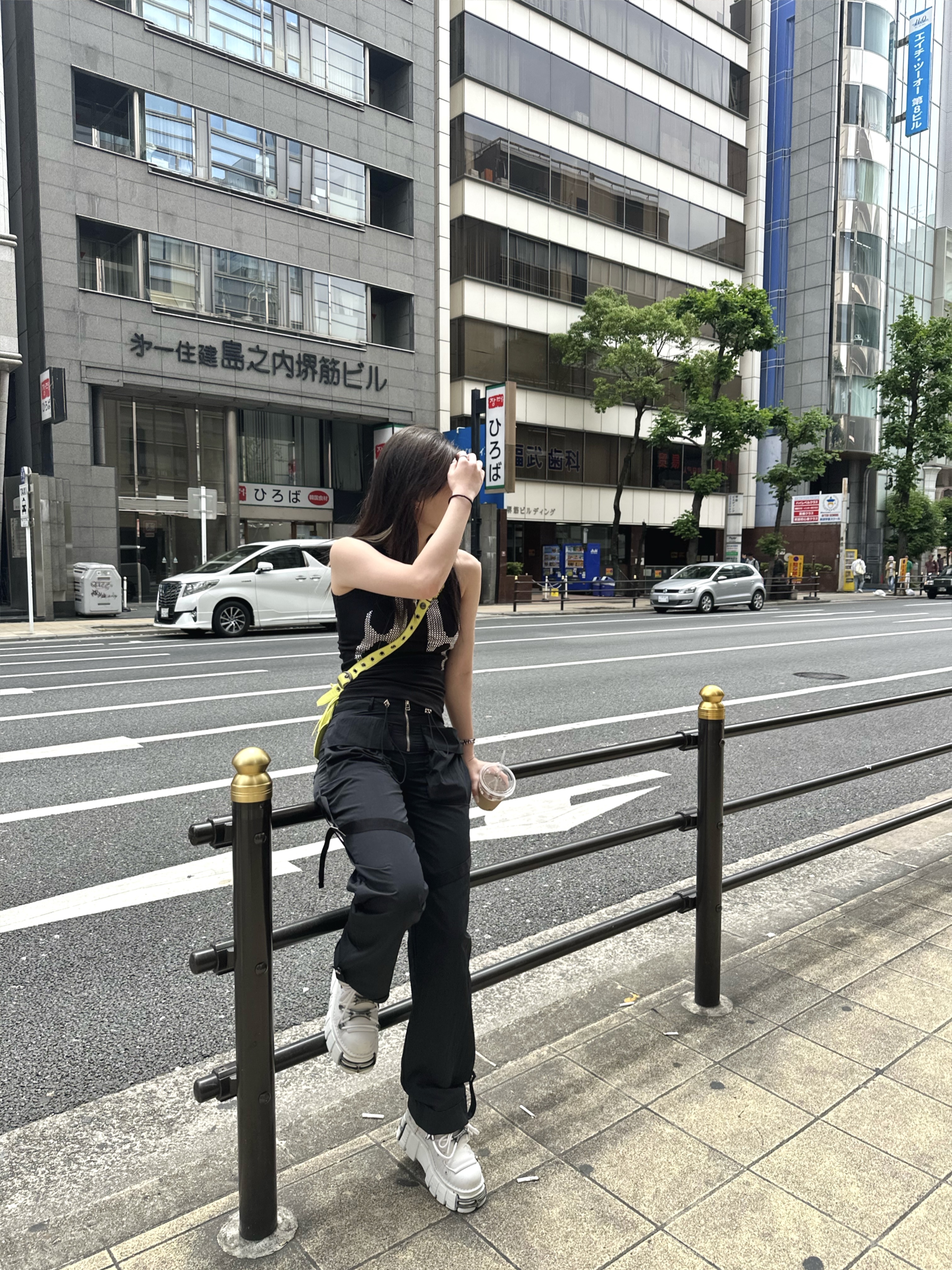 발렌시아가 크로커다일 엠보스 르 카골 XS 숄더백 블랙 착용 스타일 - 2