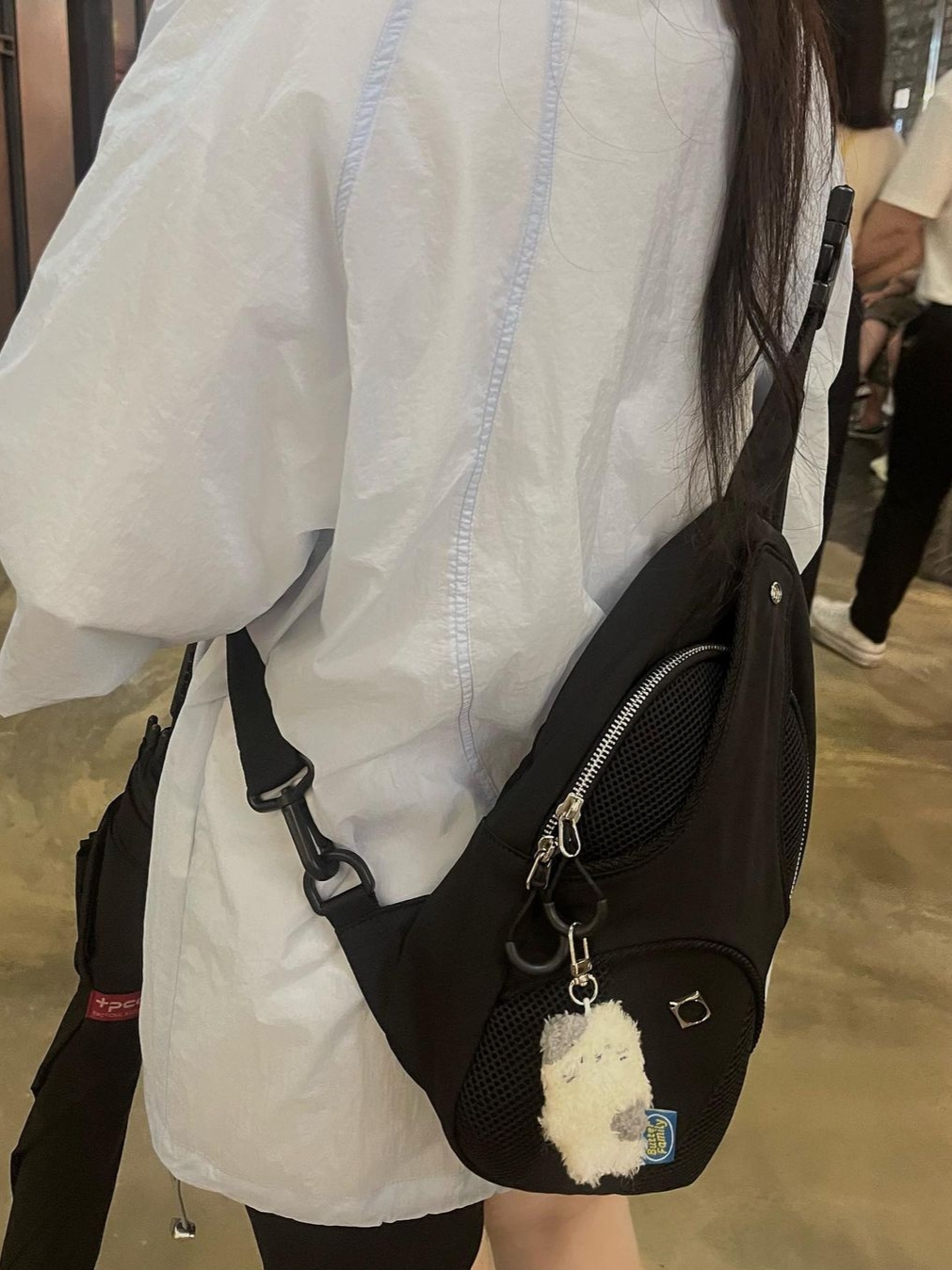 아트오브필드 패커블 숏슬리브 하프 자켓 아이스, 미스치프 폴더블 슬링백 블랙 착용 스타일 - 2
