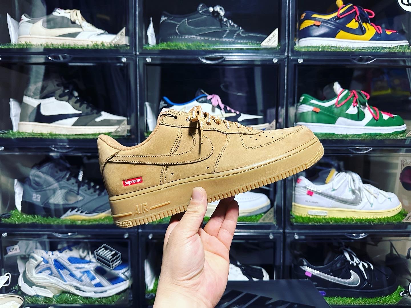 Nike x Supreme Air Force 1 Low Flax, Nike x Supreme Air Force 1 Low White 착용 스타일 - 1