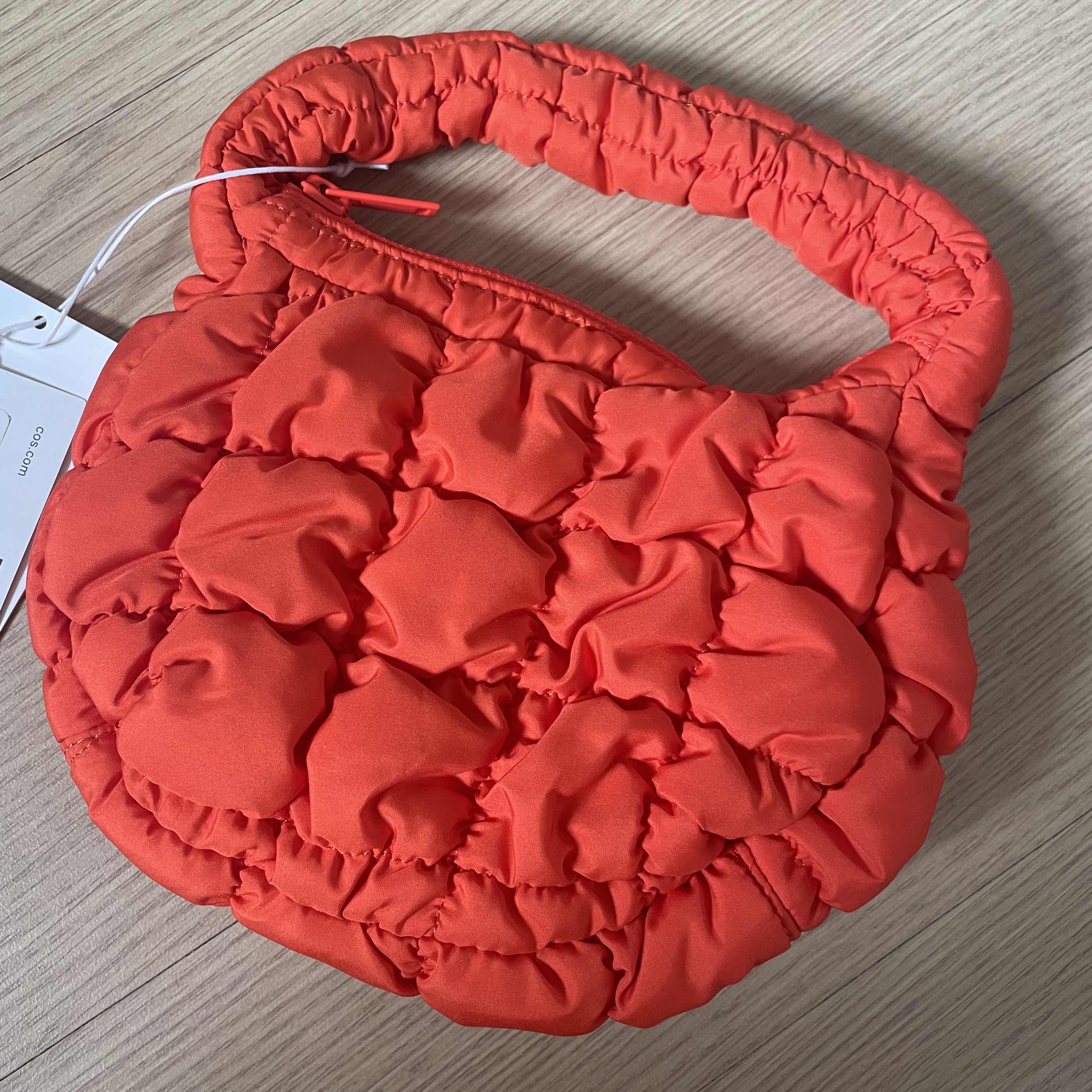 COS Quilted Micro Bag Orange 착용 스타일