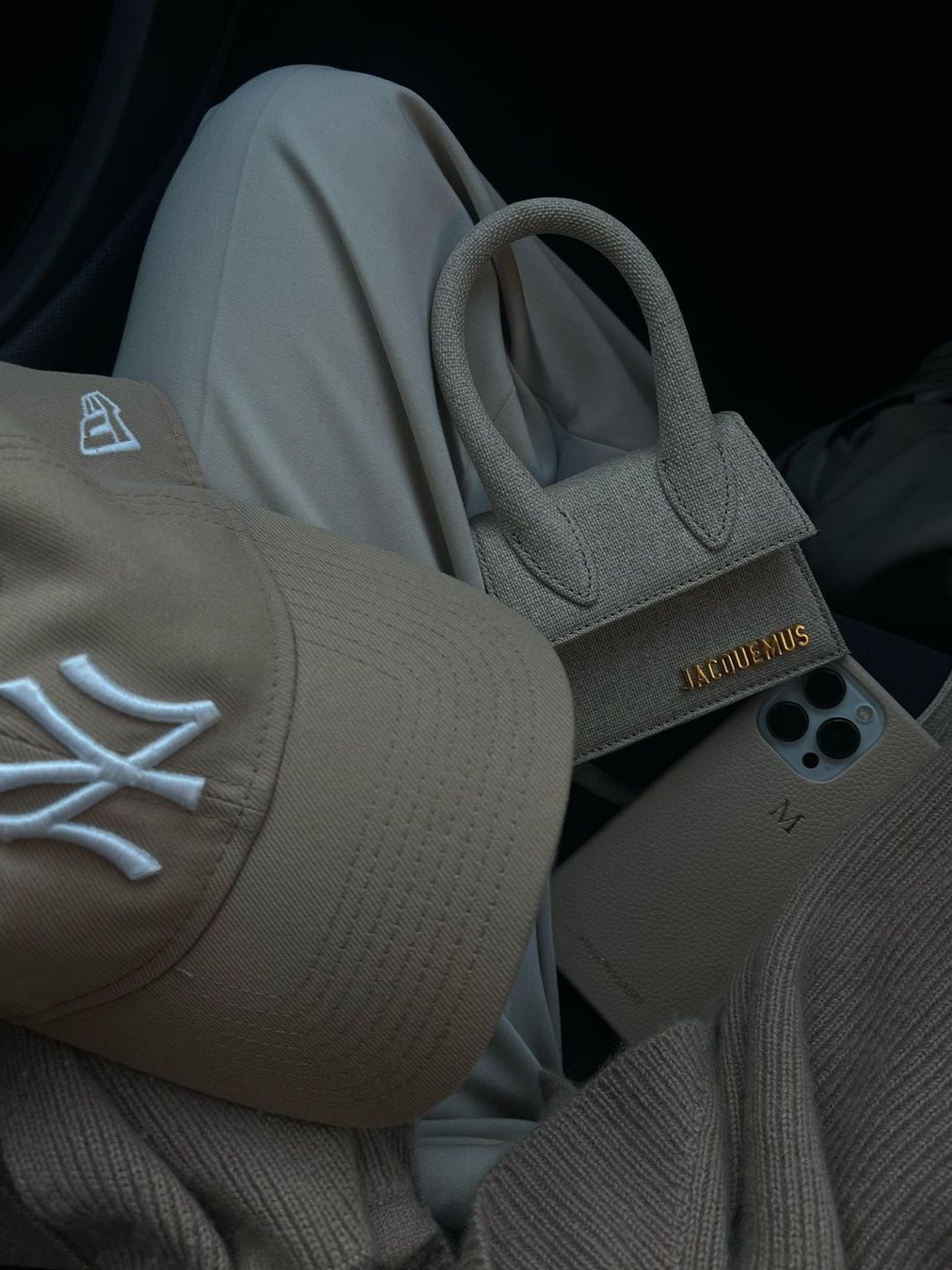 Jacquemus Le Chiquito Signature Mini Handbag Light Greige, [KREAM 단독] Maison de Sabre iphone Case 14 Pro Saharan Nude 착용 스타일