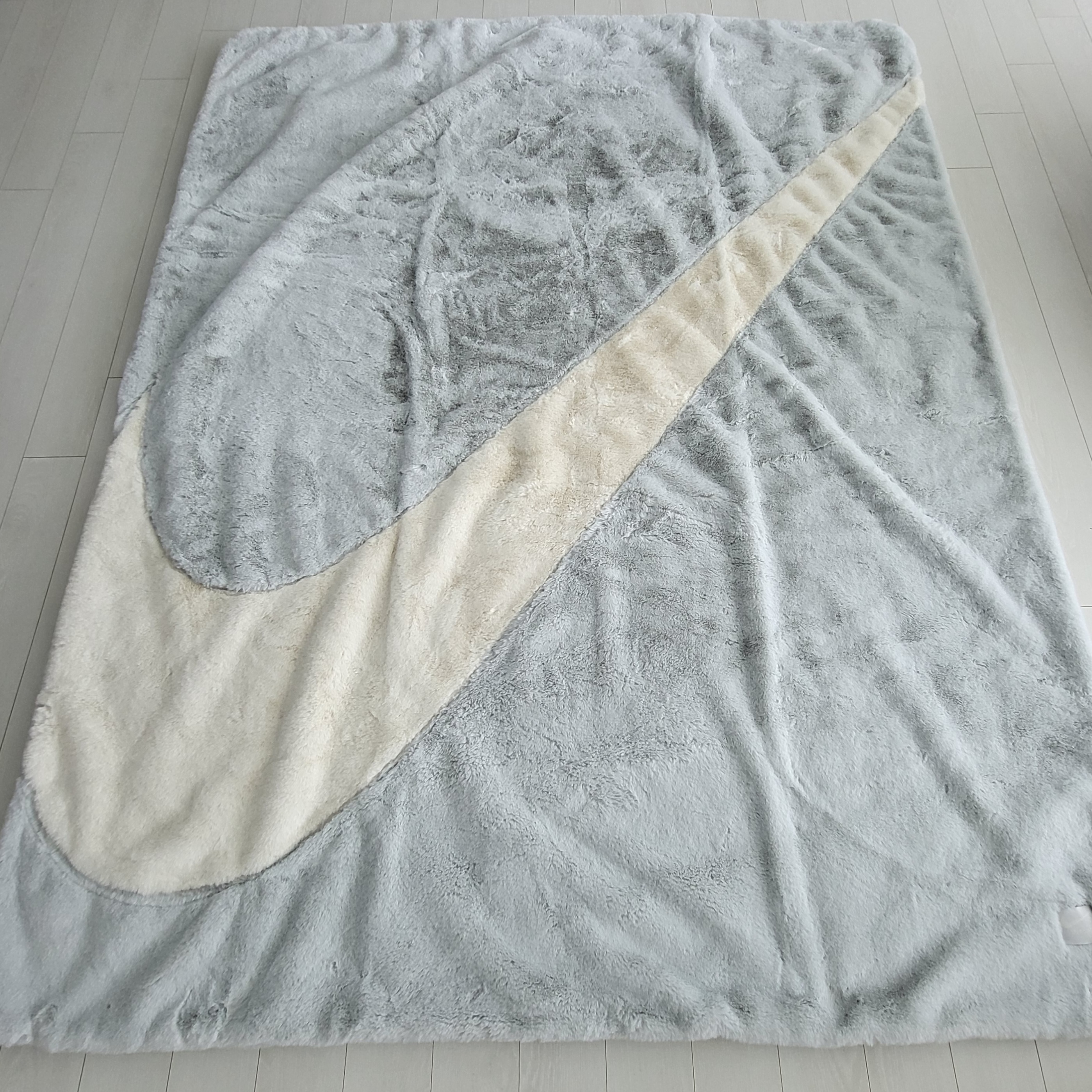 Nike NSW Faux Fur Blanket Photon Dust Cashmere 착용 스타일