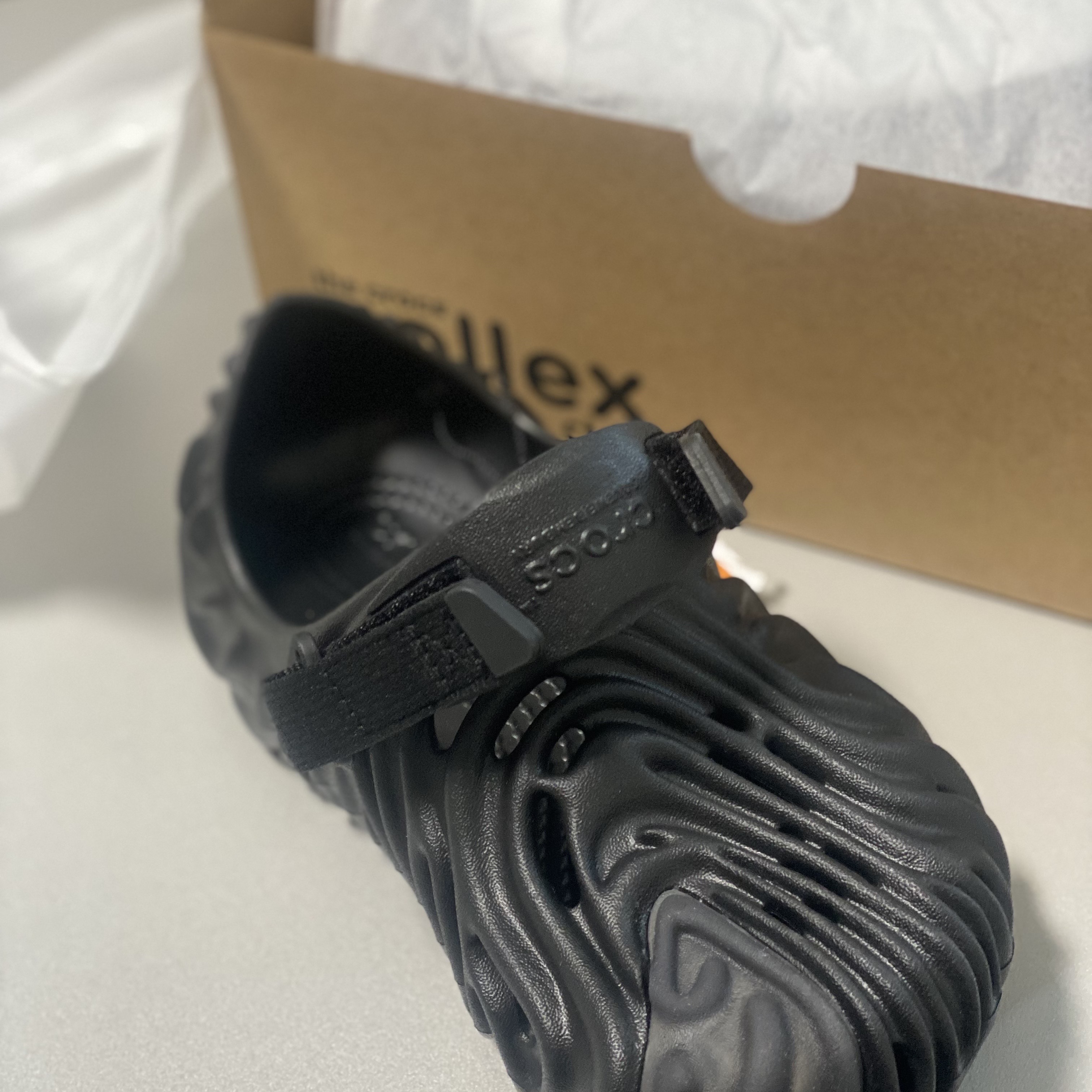 Crocs x Salehe Bembury Pollex Clog Sasquatch 착용 스타일 - 2