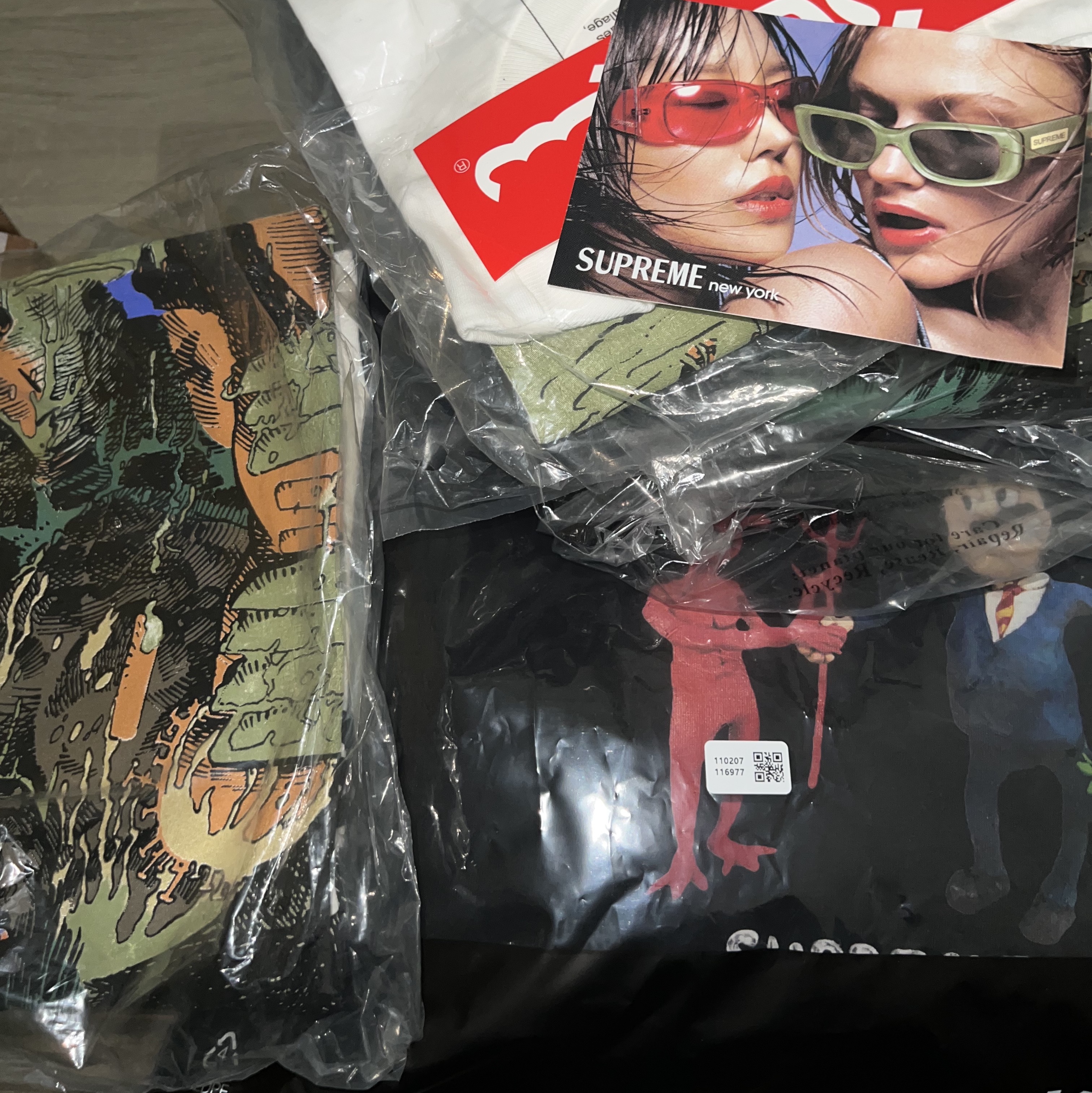Supreme Business T-Shirt Black - 23SS, Supreme Ronin T-Shirt White - 23SS 착용 스타일