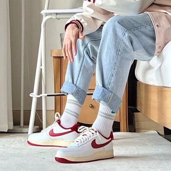 Nike Air Force 1 '07 LV8 Varsity White Gym Red 착용 스타일
