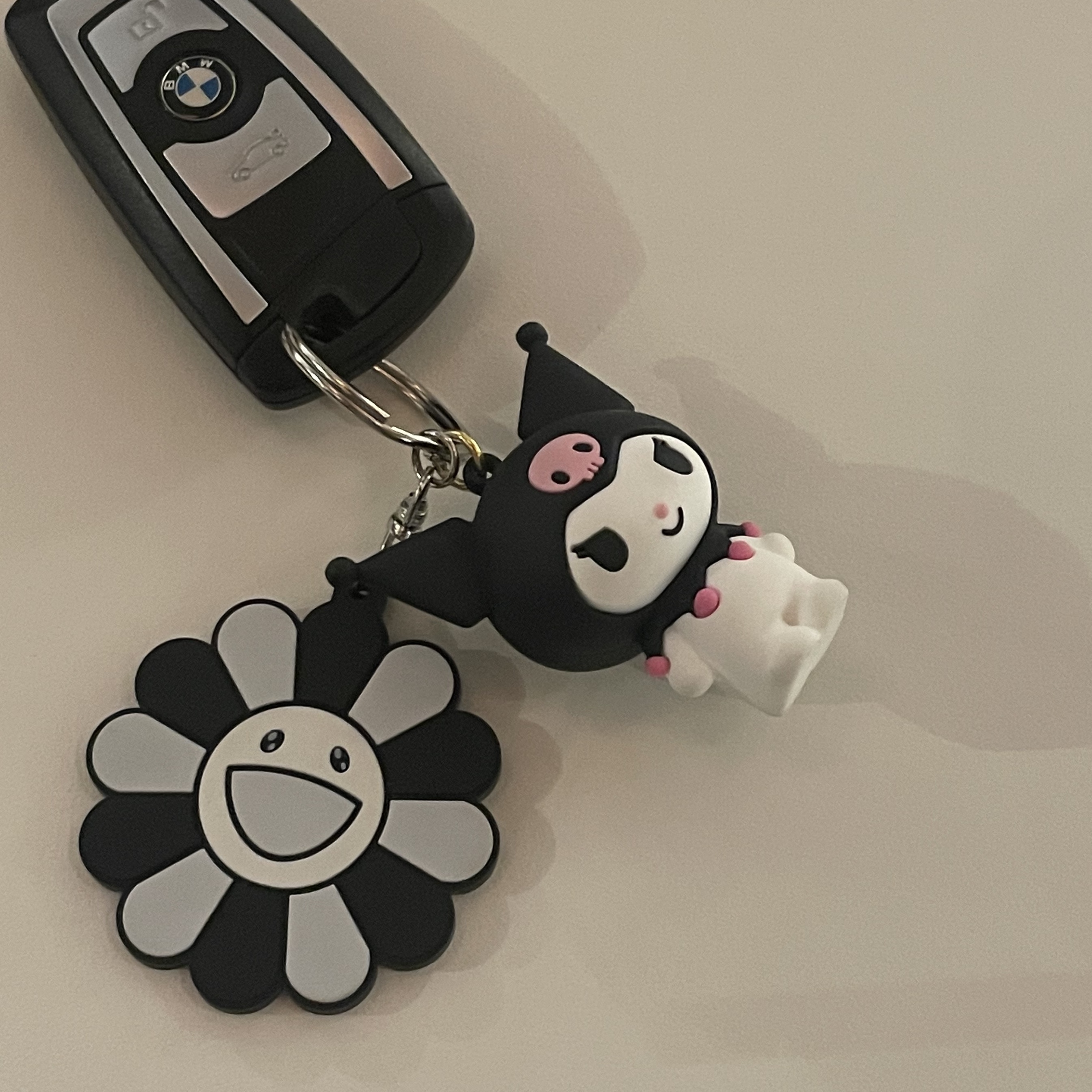 Kaikai Kiki Flower Rubber Keyring Gray Black, Sanrio Kuromi Three-Dimensional Key Holder 착용 스타일