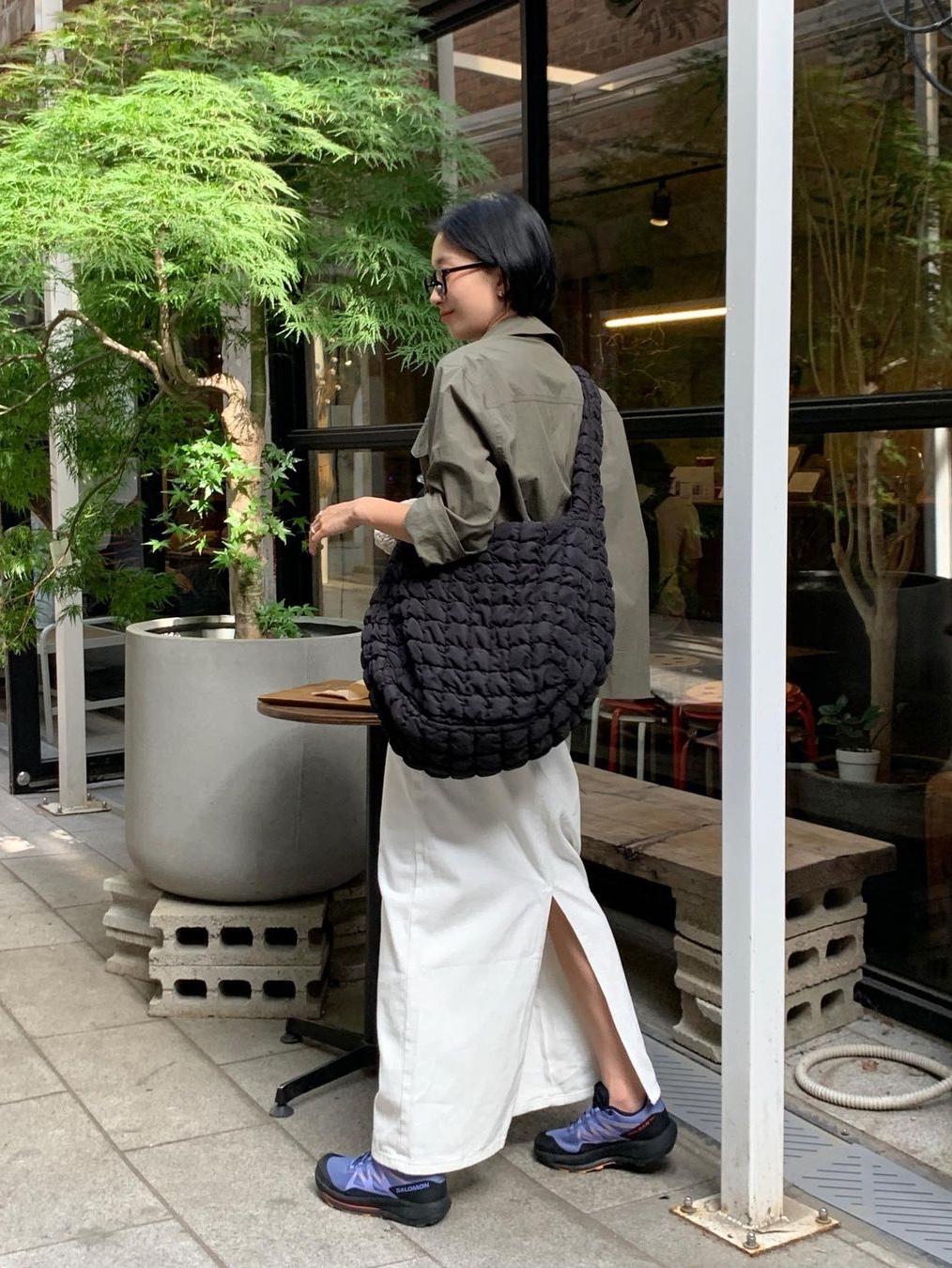 COS Quilted Oversized Shoulder Bag Black 착용 스타일