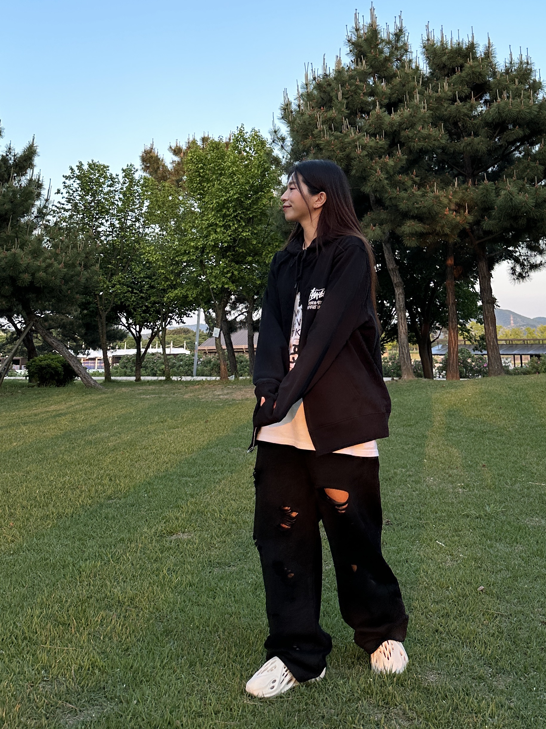 Undermycar Walrus Dirty Paint Coated Damage Sweatpants Castlerock - 23SS, Stussy DSM World Tour Zip Hoodie Black 2021 착용 스타일 - 2