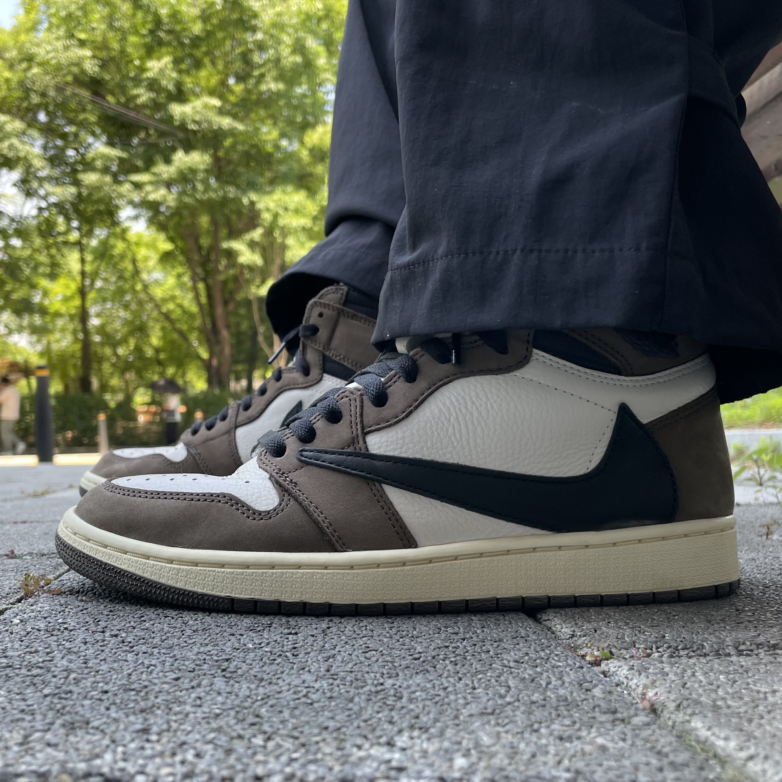 Jordan 1 x Travis Scott Retro High OG SP Mocha 착용 스타일 - 1