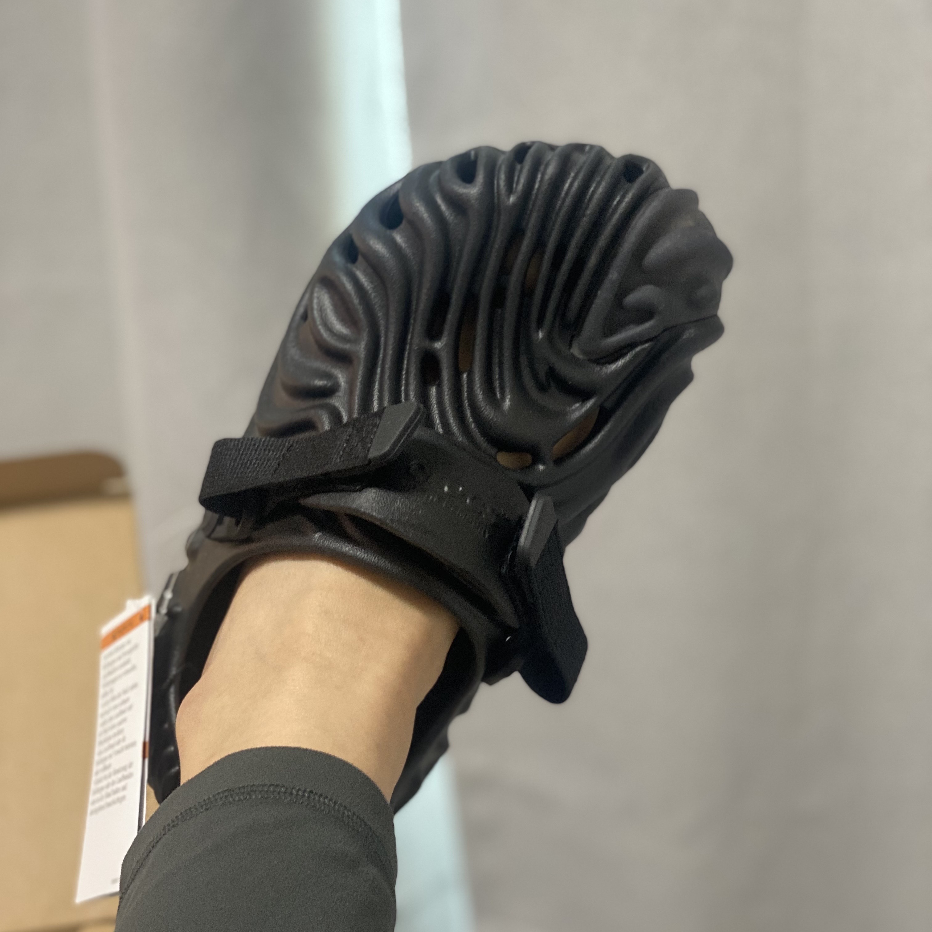 Crocs x Salehe Bembury Pollex Clog Sasquatch 착용 스타일 - 3