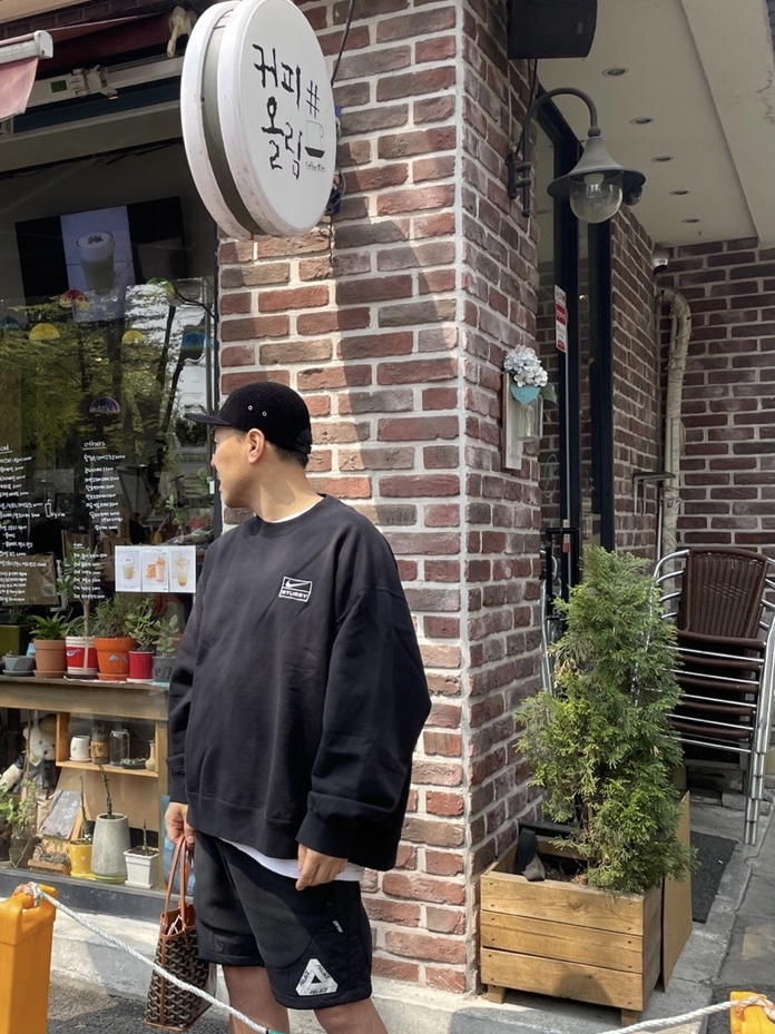 Nike x Stussy NRG Washed Fleece Crewneck Black (DO5310-010), Palace Polartec Shell Shorts Black - 22FW 착용 스타일