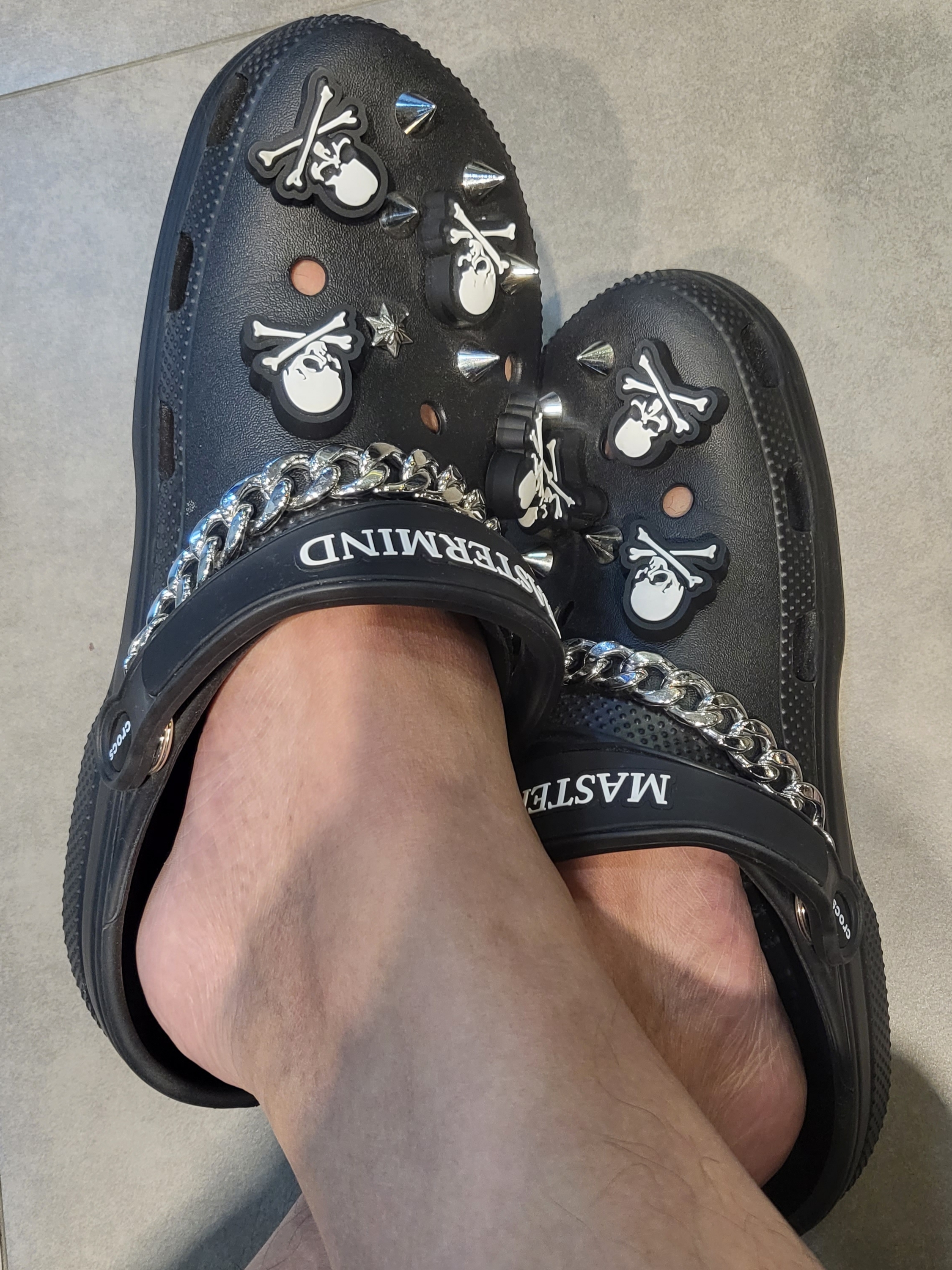Crocs x Mastermind Classic Clog Black 착용 스타일