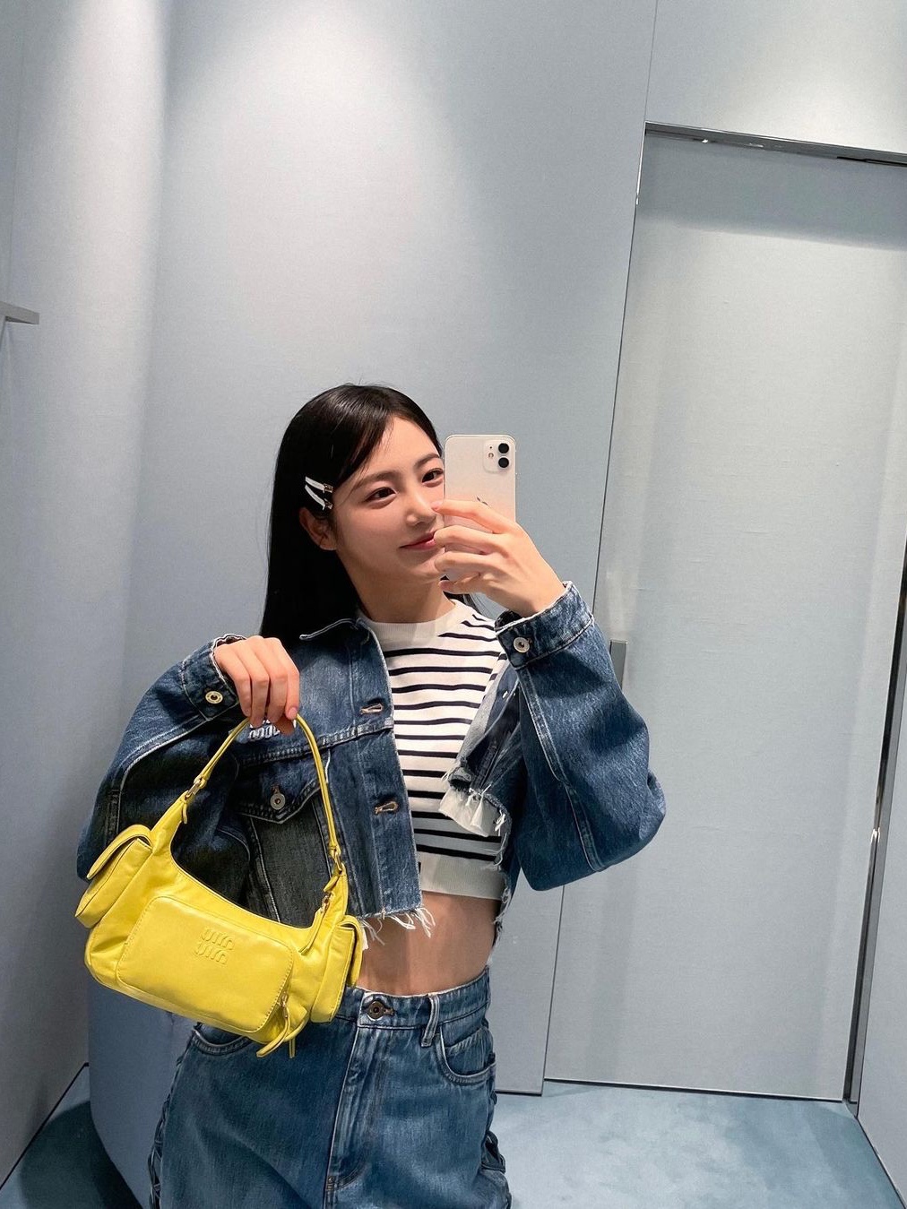 미우 미우 나파 레더 호보백 시트론 옐로우 착용 스타일