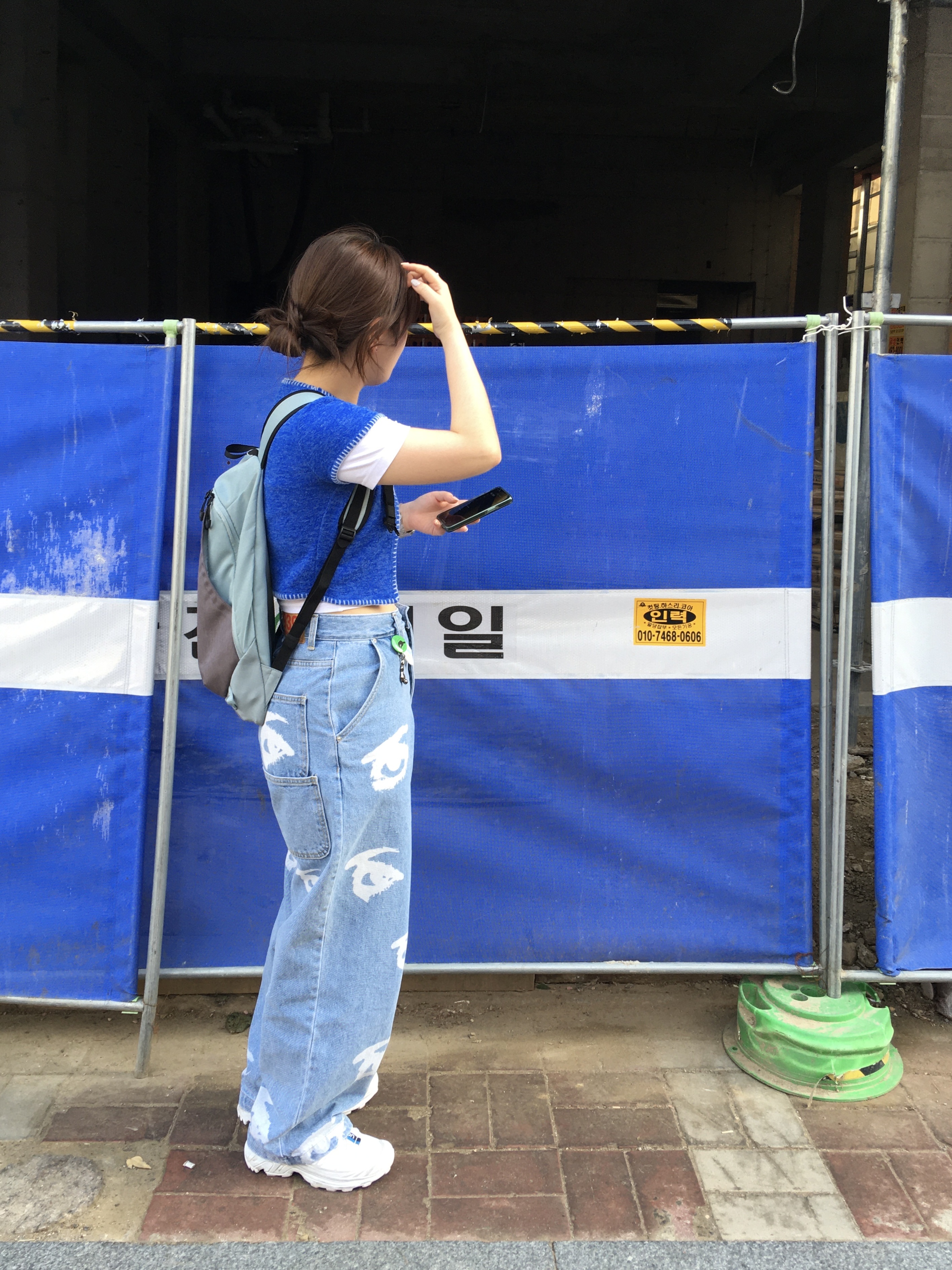 미스치프 롬버스 백팩 핑크 그레이 착용 스타일 - 2
