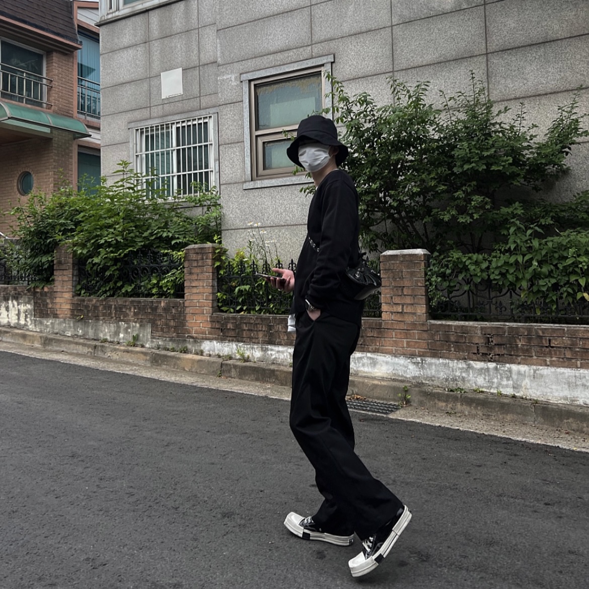 발렌시아가 아레나 램스킨 르 카골 XS 숄더백 블랙, 컨버스 x 다크쉐도우 터보다크 척 70 하이 블랙 래커드 데님 착용 스타일 - 1