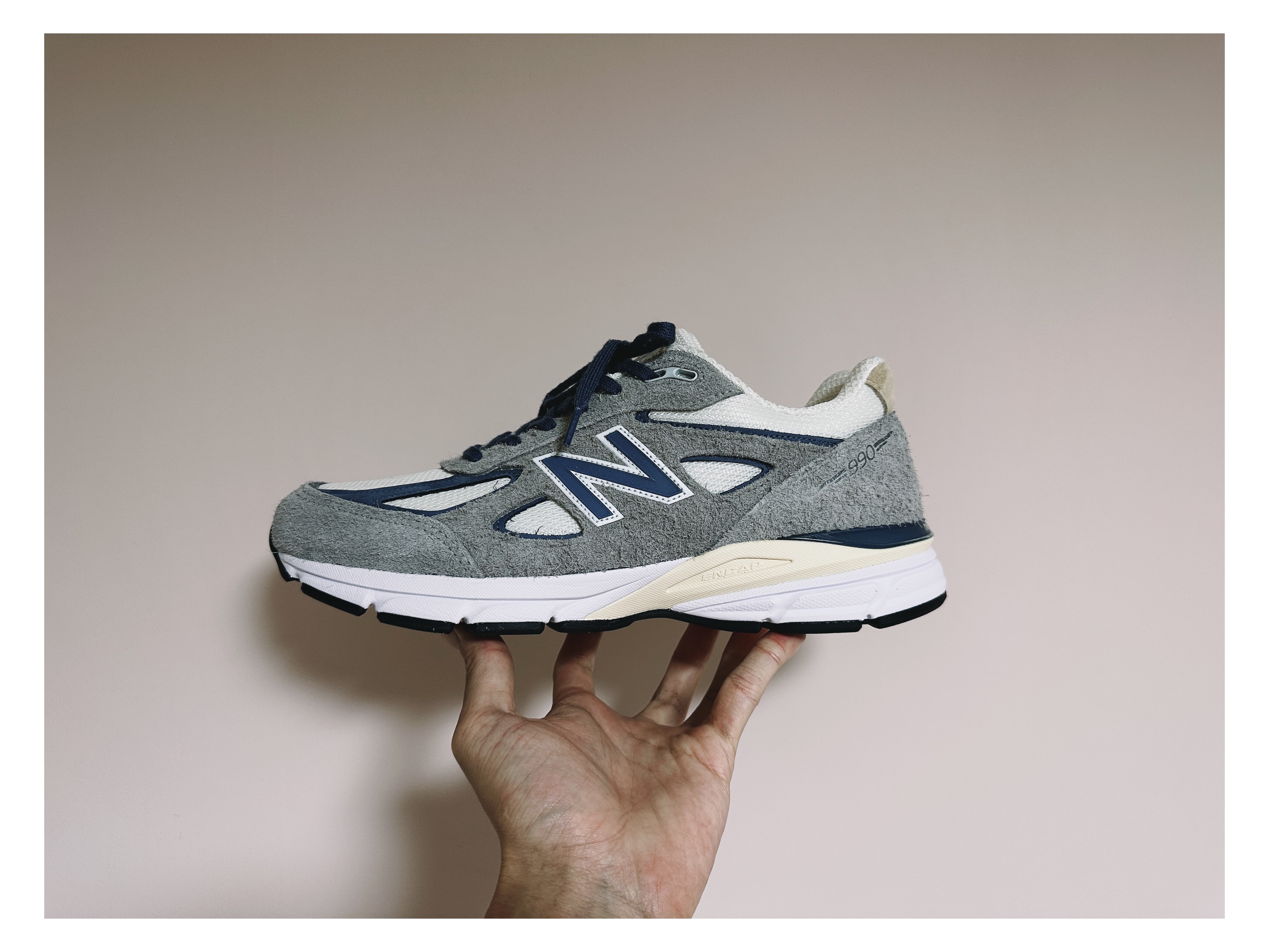 New Balance 990v4 Made in USA Gray Suede 착용 스타일 - 1
