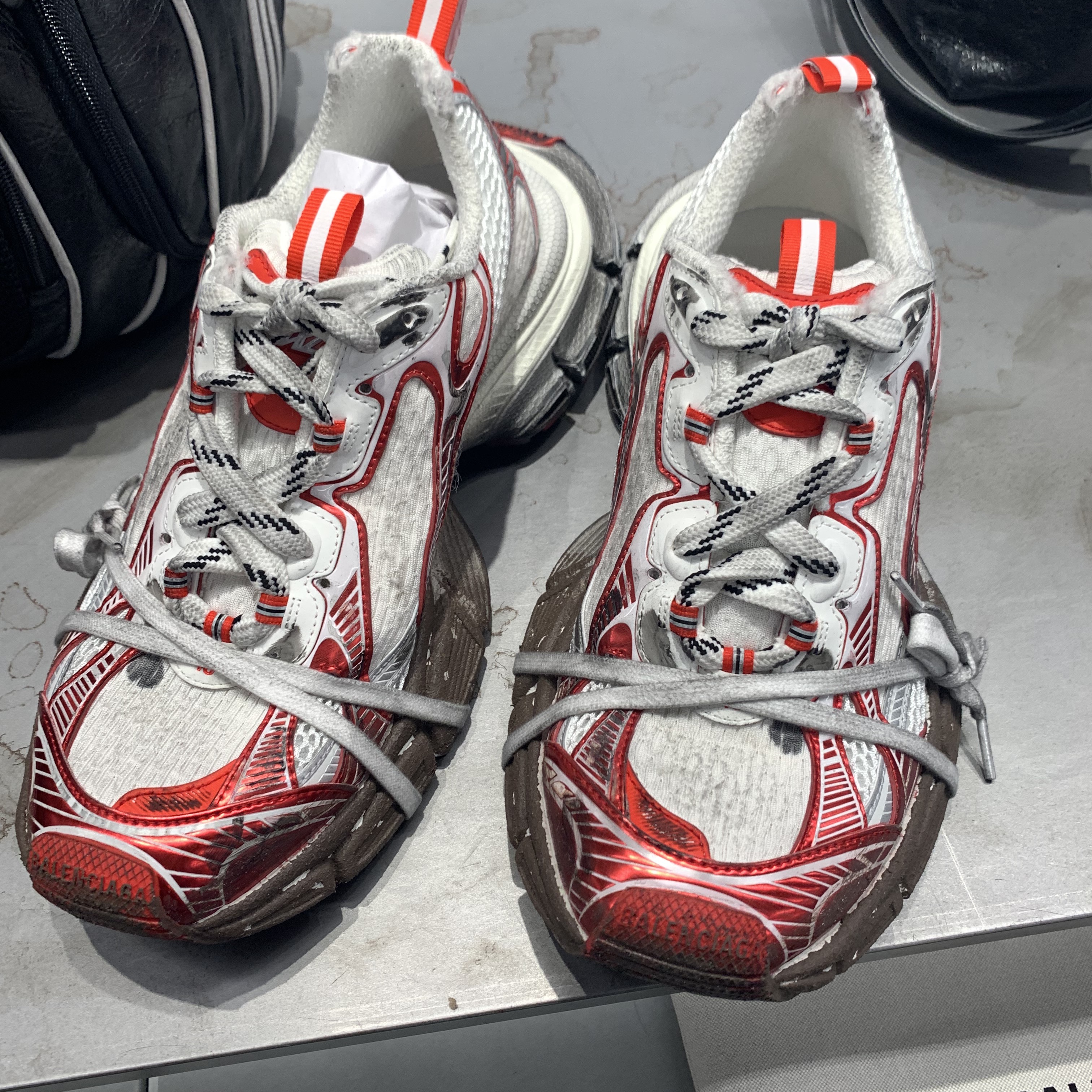 Balenciaga 3XL Sneakers Worn Out White Red 착용 스타일 - 1