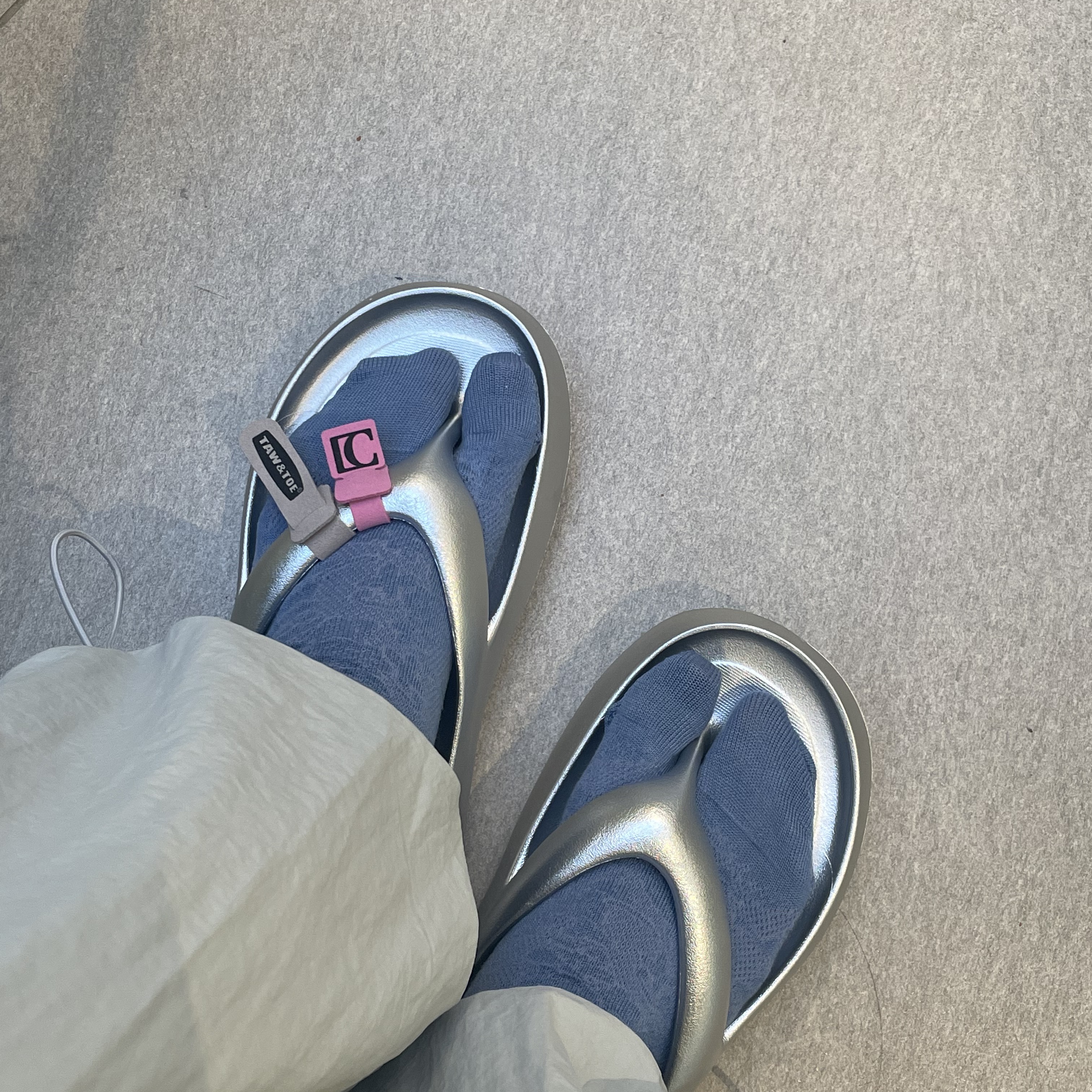Taw&Toe x Low Classic Platform Flip Flop Silver 착용 스타일 - 2