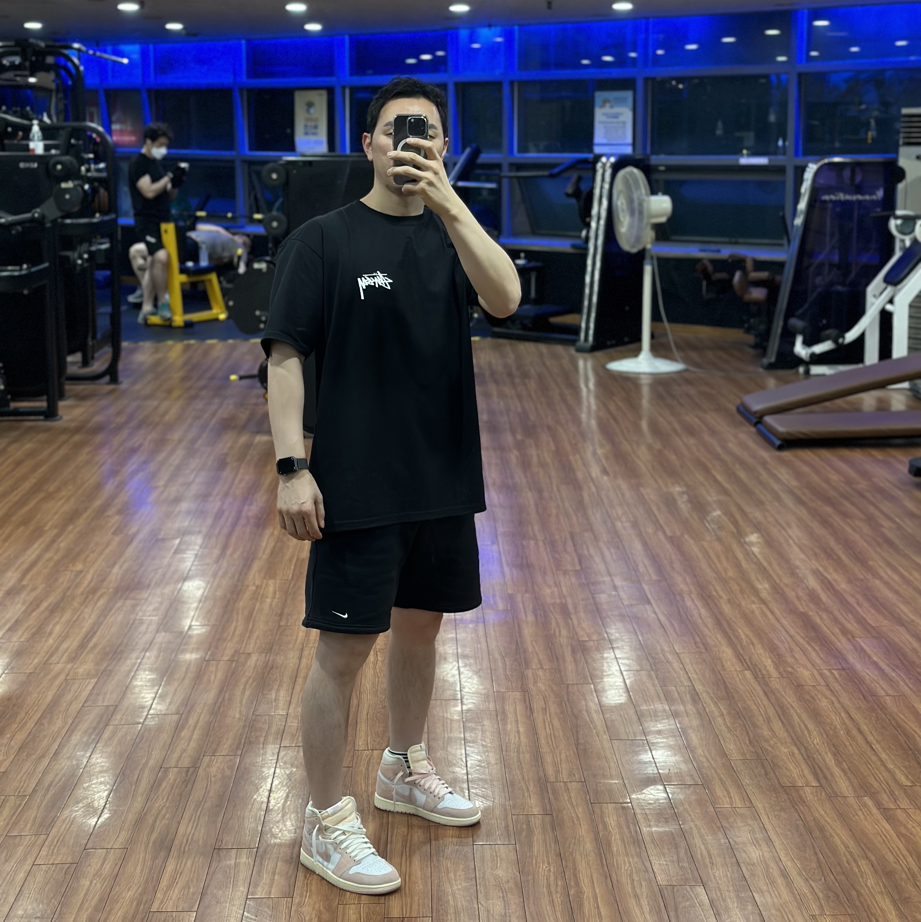 Stussy Plush T-Shirt Black, (W) Jordan 1 Retro High OG Coconut Milk and Sail 착용 스타일