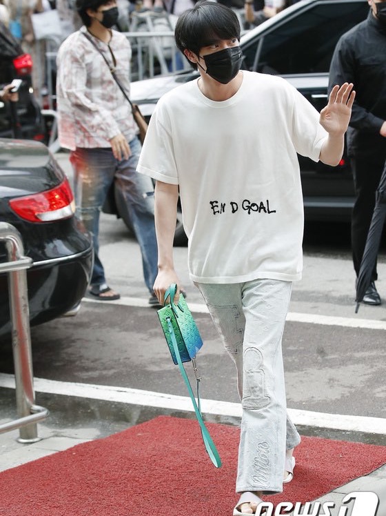 Louis Vuitton End Goal Printed Shirt White, Louis Vuitton Waterfront Mules Iridescent Prism Monogram 착용 스타일 - 1