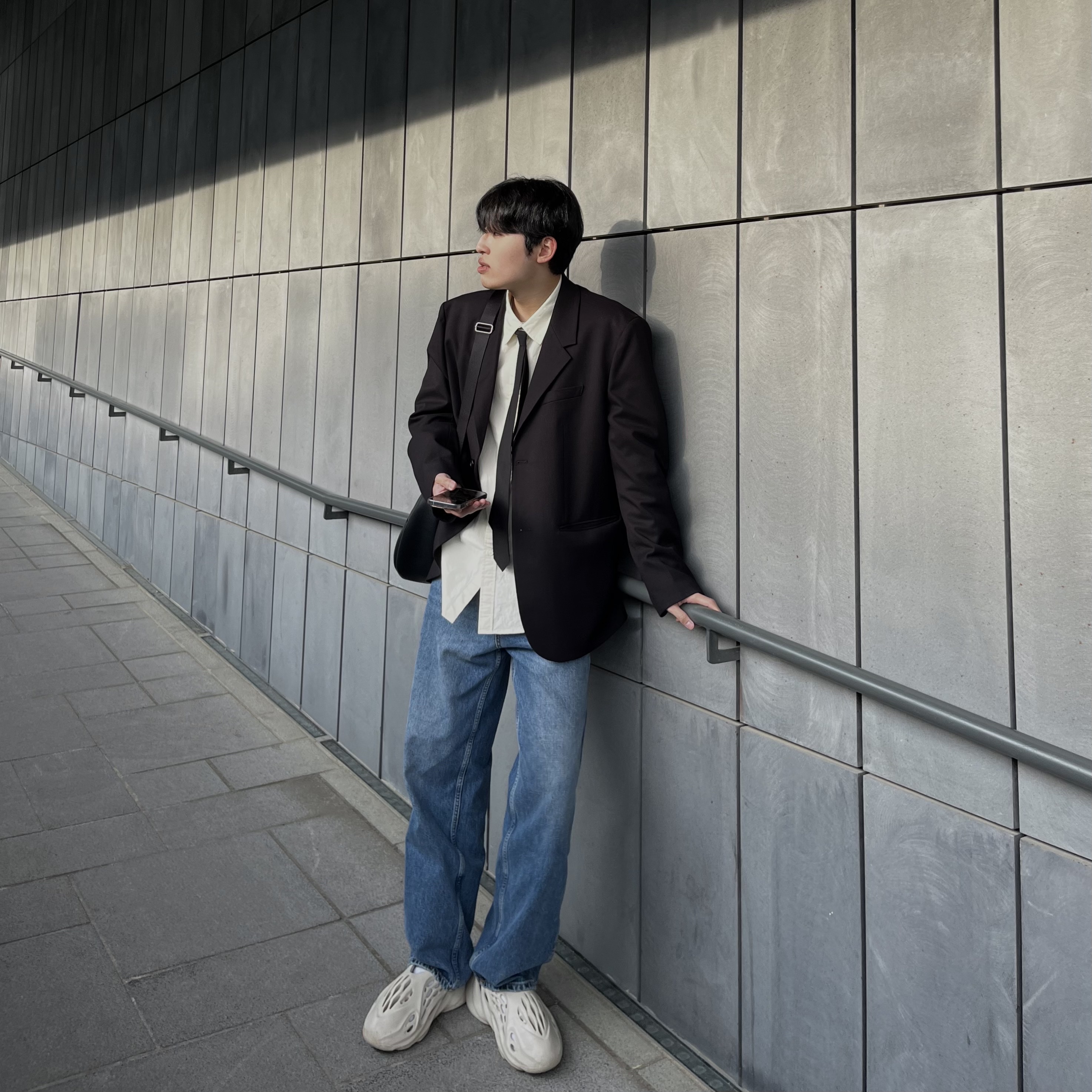 Adidas Yeezy Foam RNNR Sand 착용 스타일 - 4