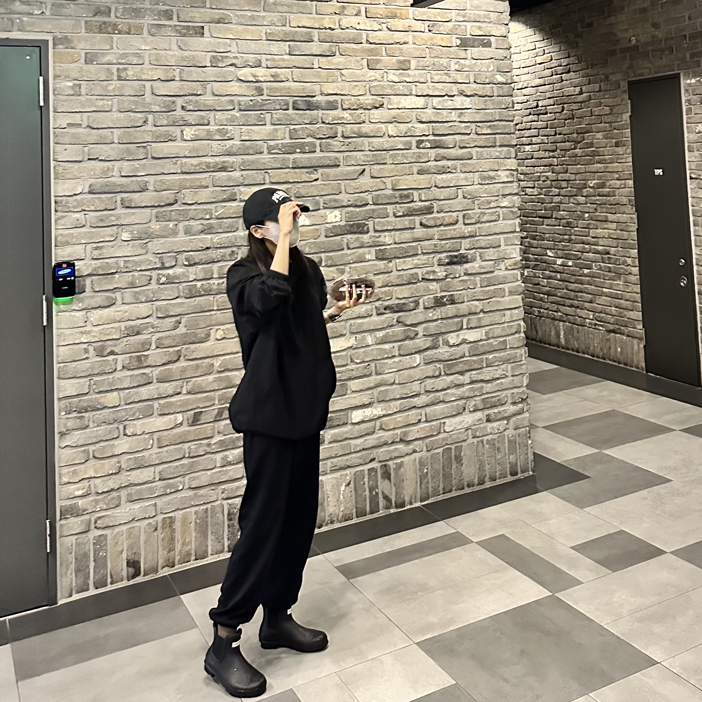 Balenciaga Cities Paris Cap Black, (W) Hunter Original Chelsea Boots Black 착용 스타일 - 3